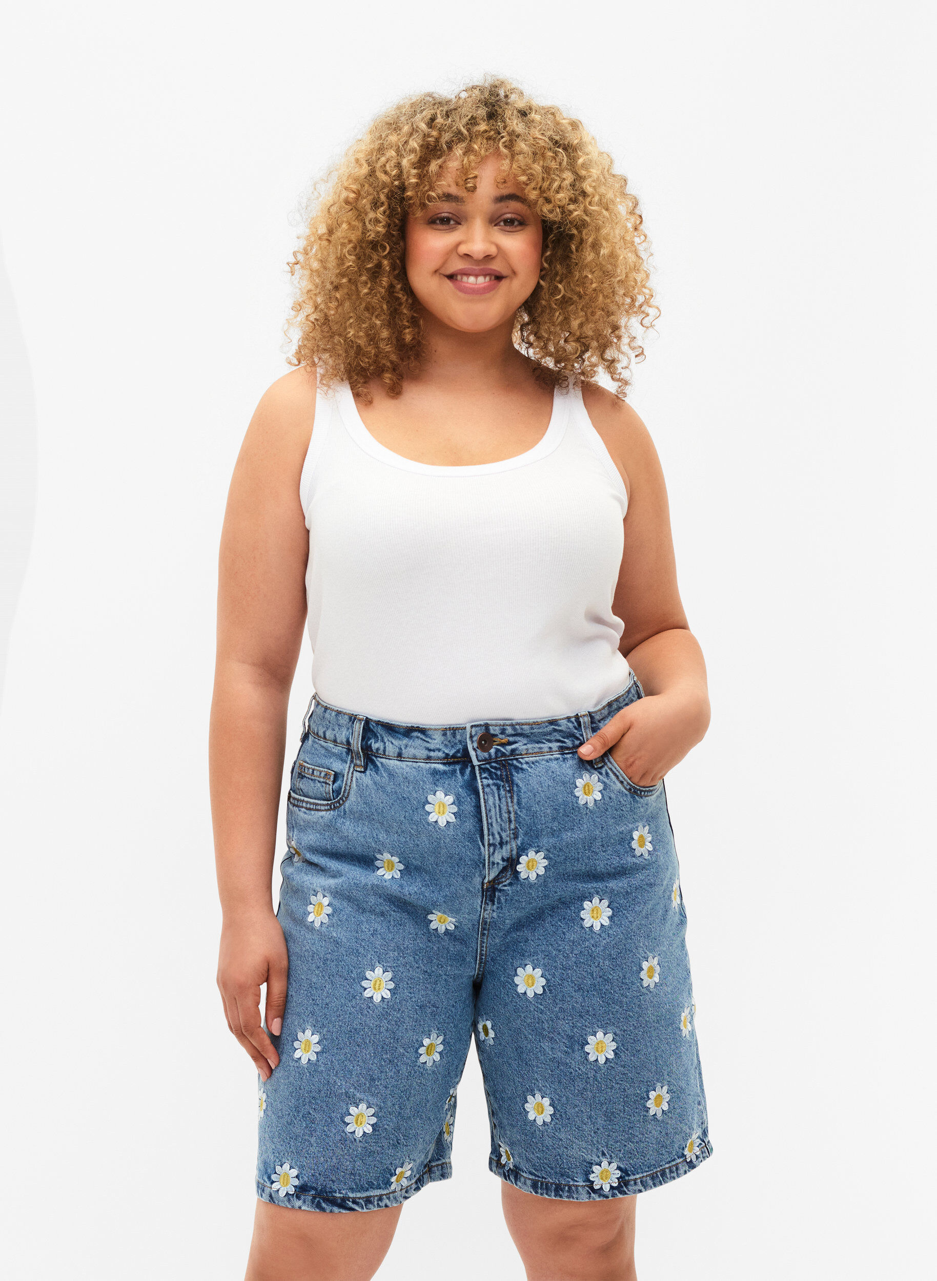 Zizzi Hoog getailleerde Mille short met geborduurde bloemen, Light Blue Flower, Model image number 0