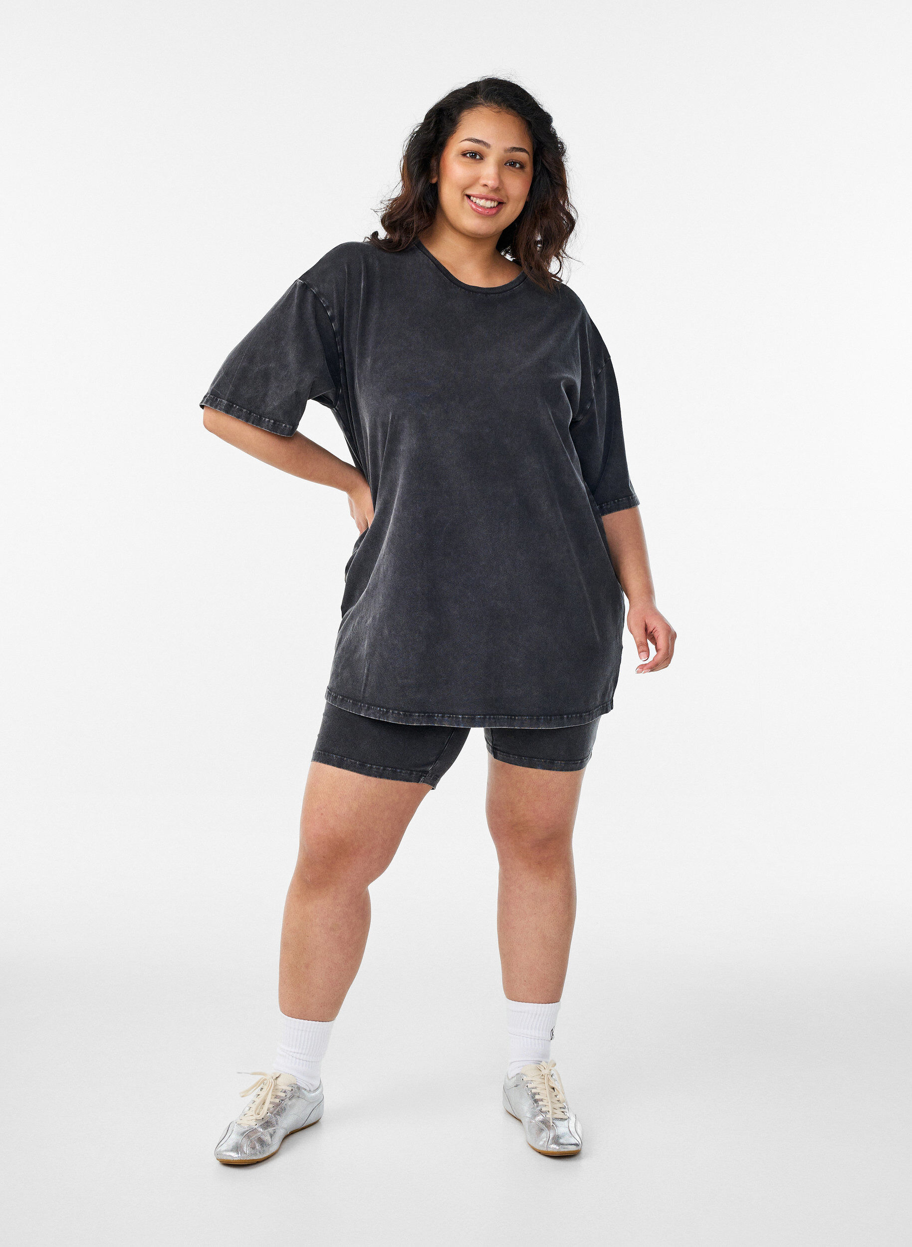 Zizzi Strakke jersey shorts met een gewassen effect, Zwart, Model image number 1