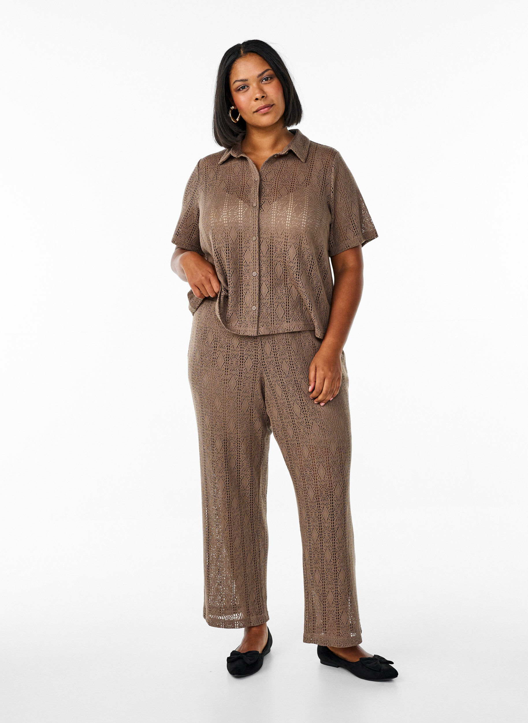 Zizzi Shirt met korte mouwen en opengewerkt patroon, Bruin, Model image number 1