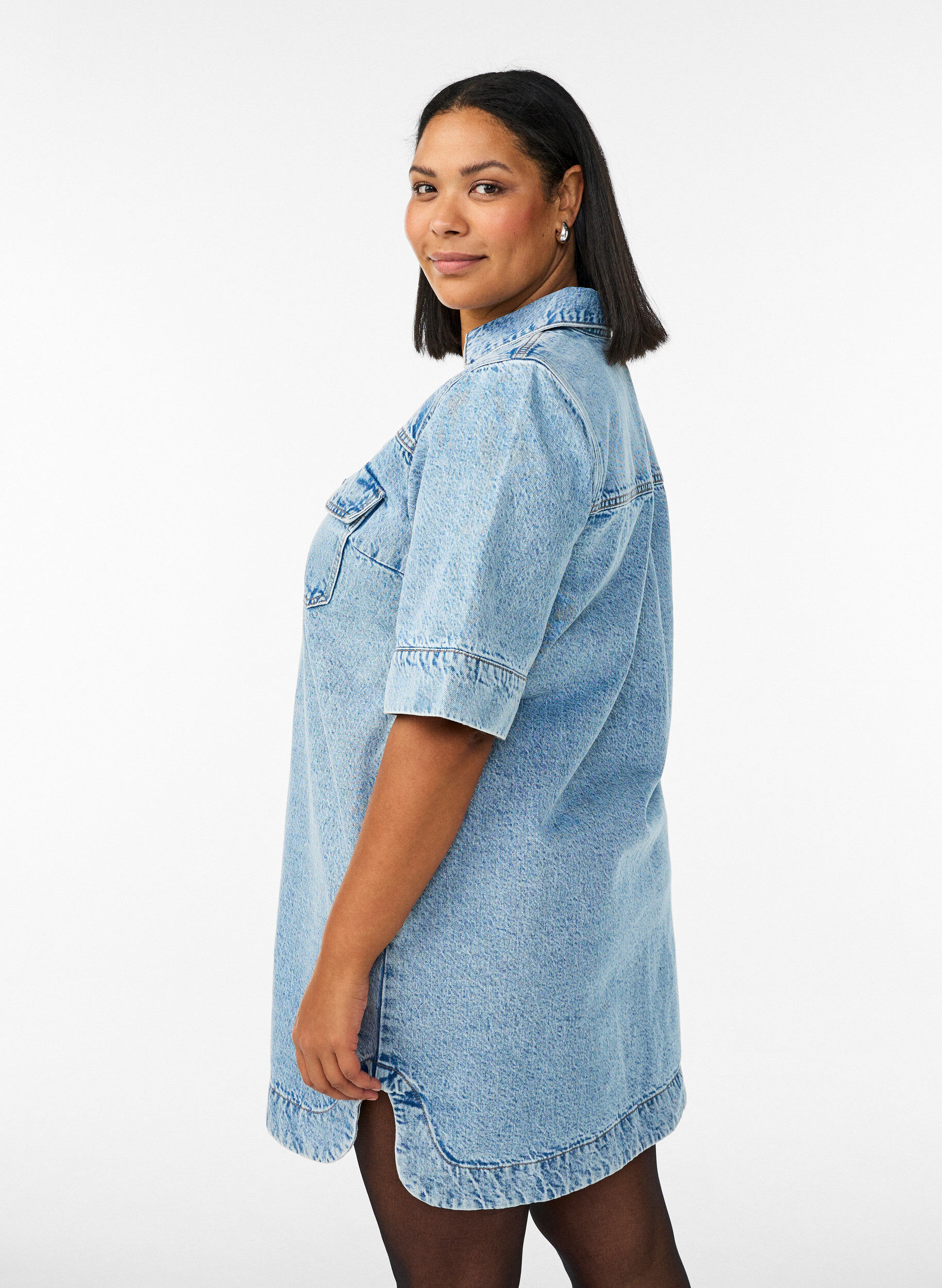 Zizzi Kortemouwen denim jurk met kraag en knoopsluiting, Blauw, Model image number 2