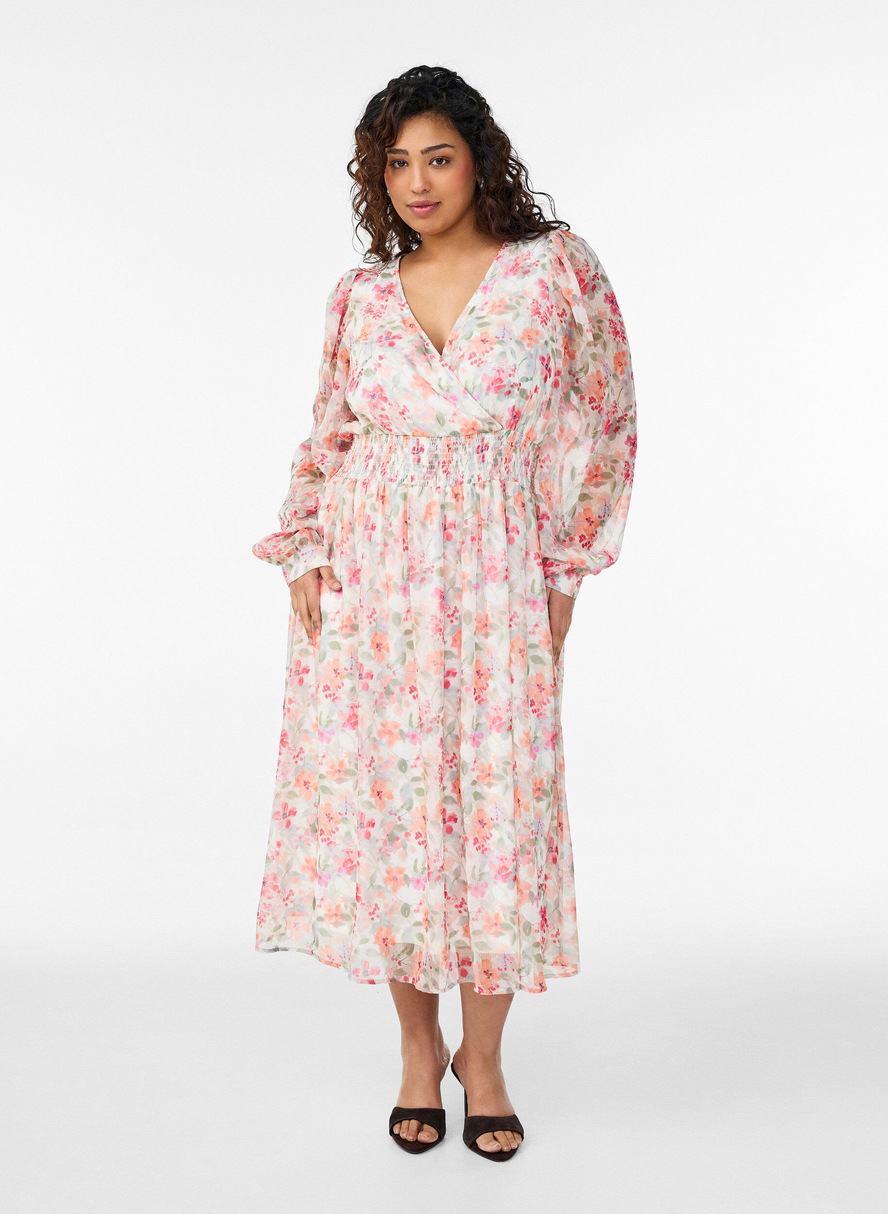 Midi jurk met bloemen, wikkellook en smock, Oranje, Model