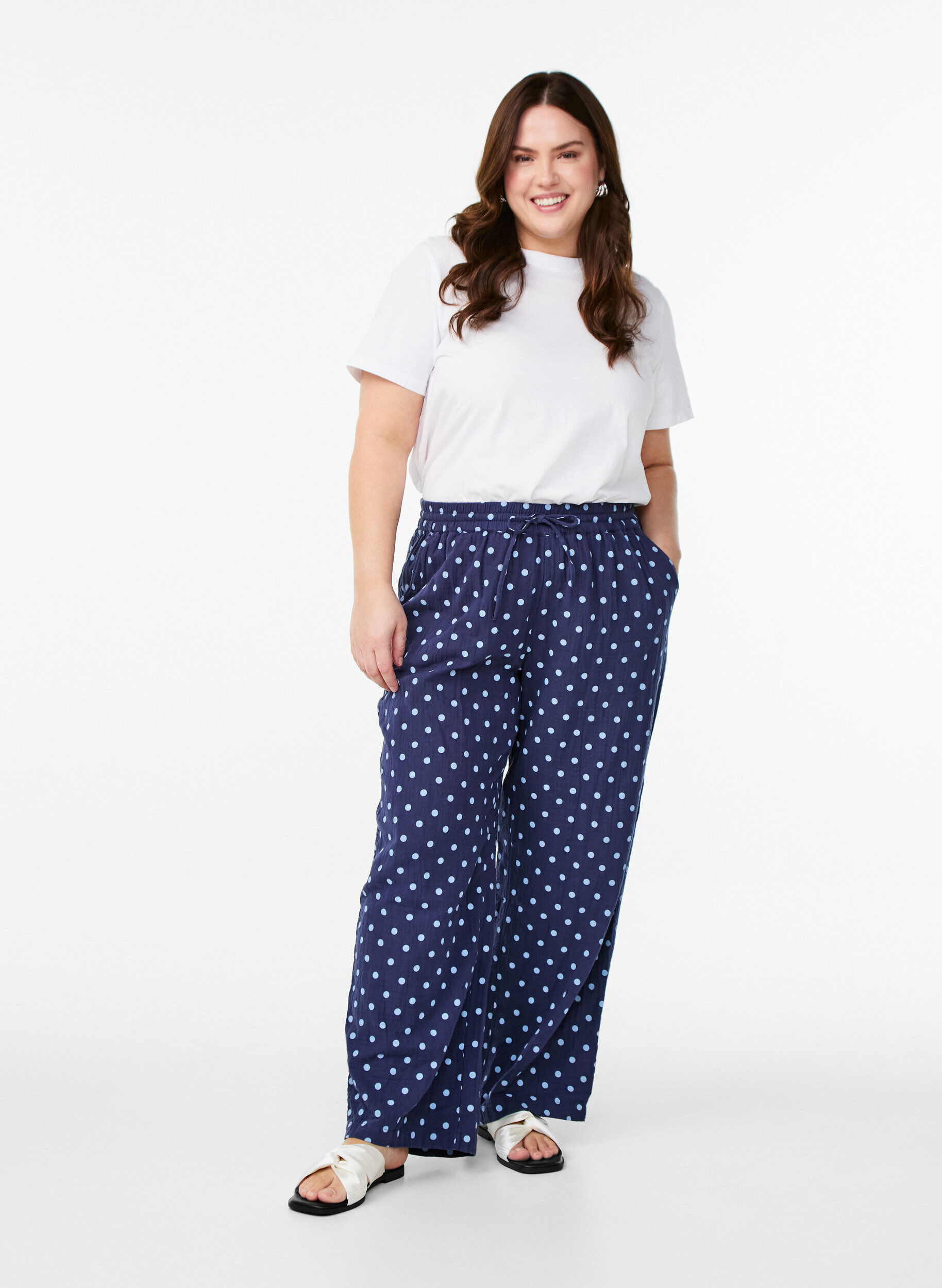 Zizzi Losse broek in een patroon van katoenen mousseline, Blauw, Model image number 0