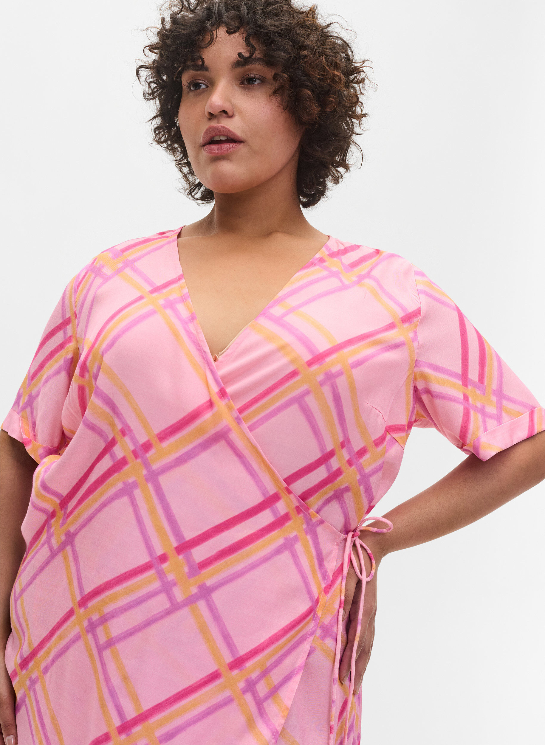 Zizzi Geruite viscose wikkeljurk, Pink Check, Model image number 2