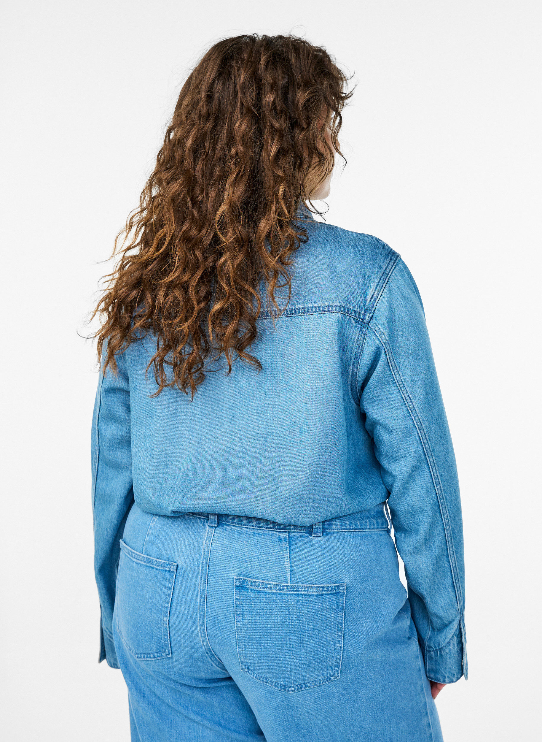Zizzi Spijkerblouse met borstzakken, Blauw, Model image number 2