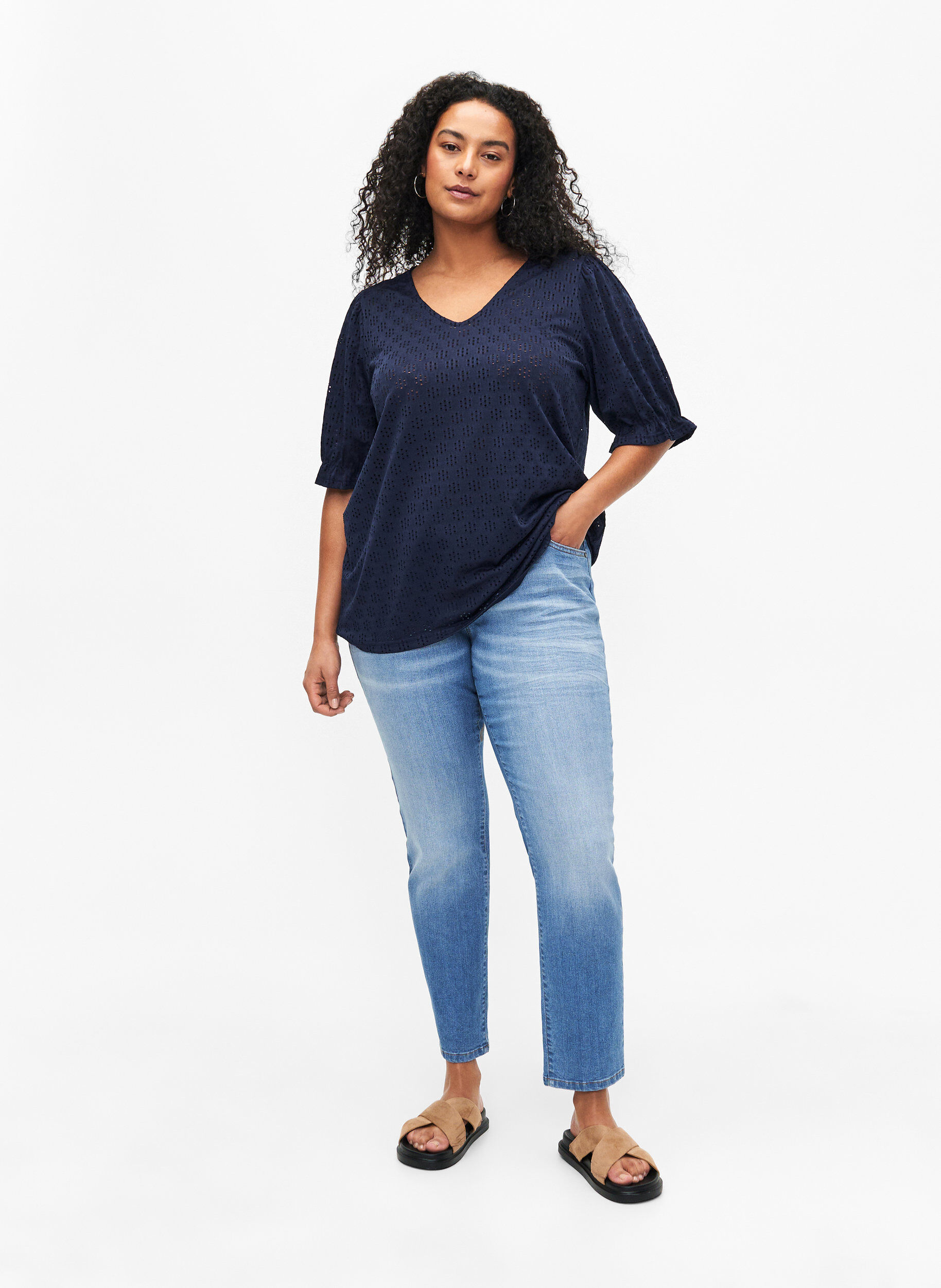 Zizzi Blouse met V-hals en gaatjespatroon, Navy Blazer, Model image number 2