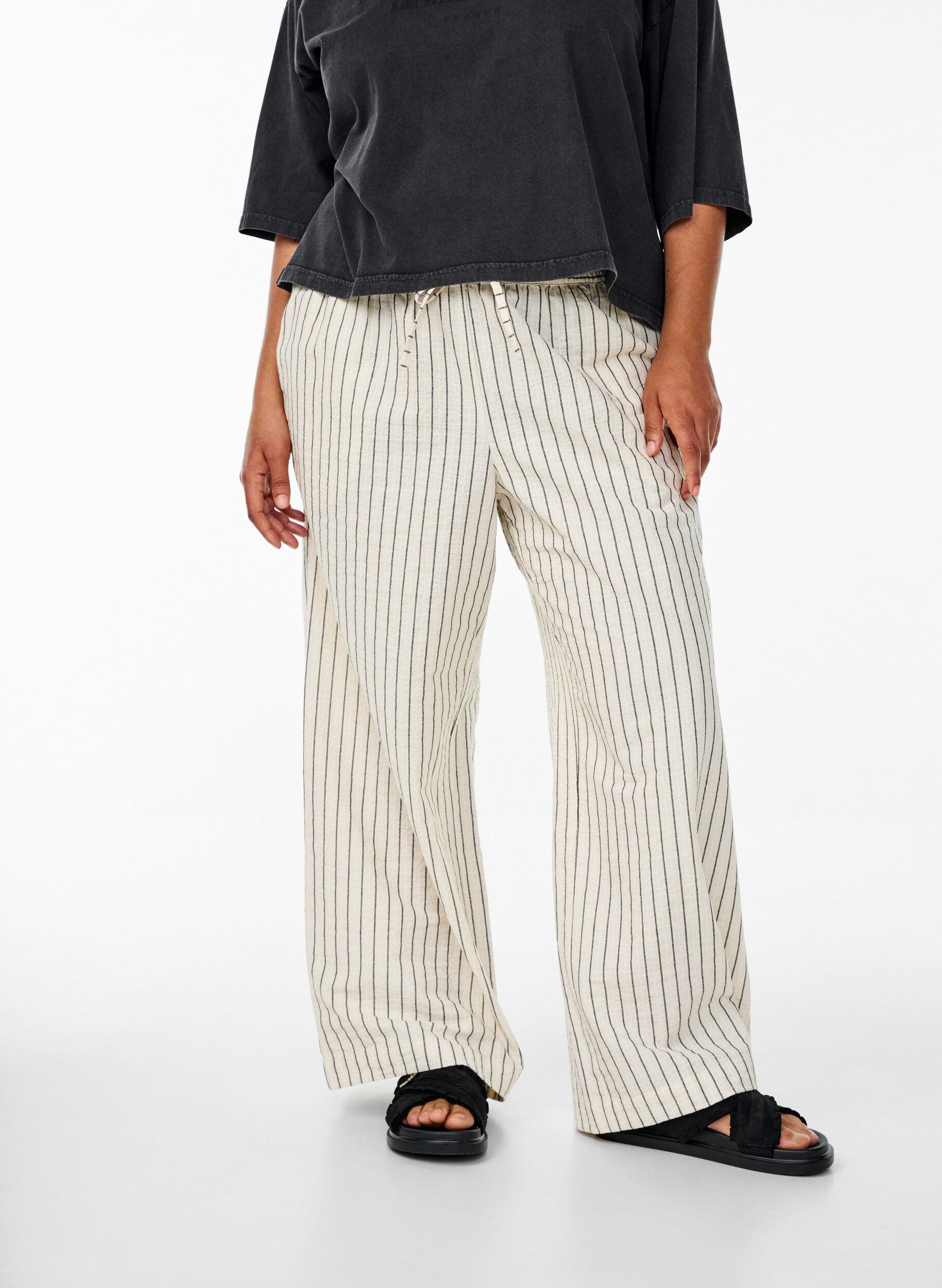 Zizzi Losse broek met hoge taille en zakken, Vanille, Model image number 2