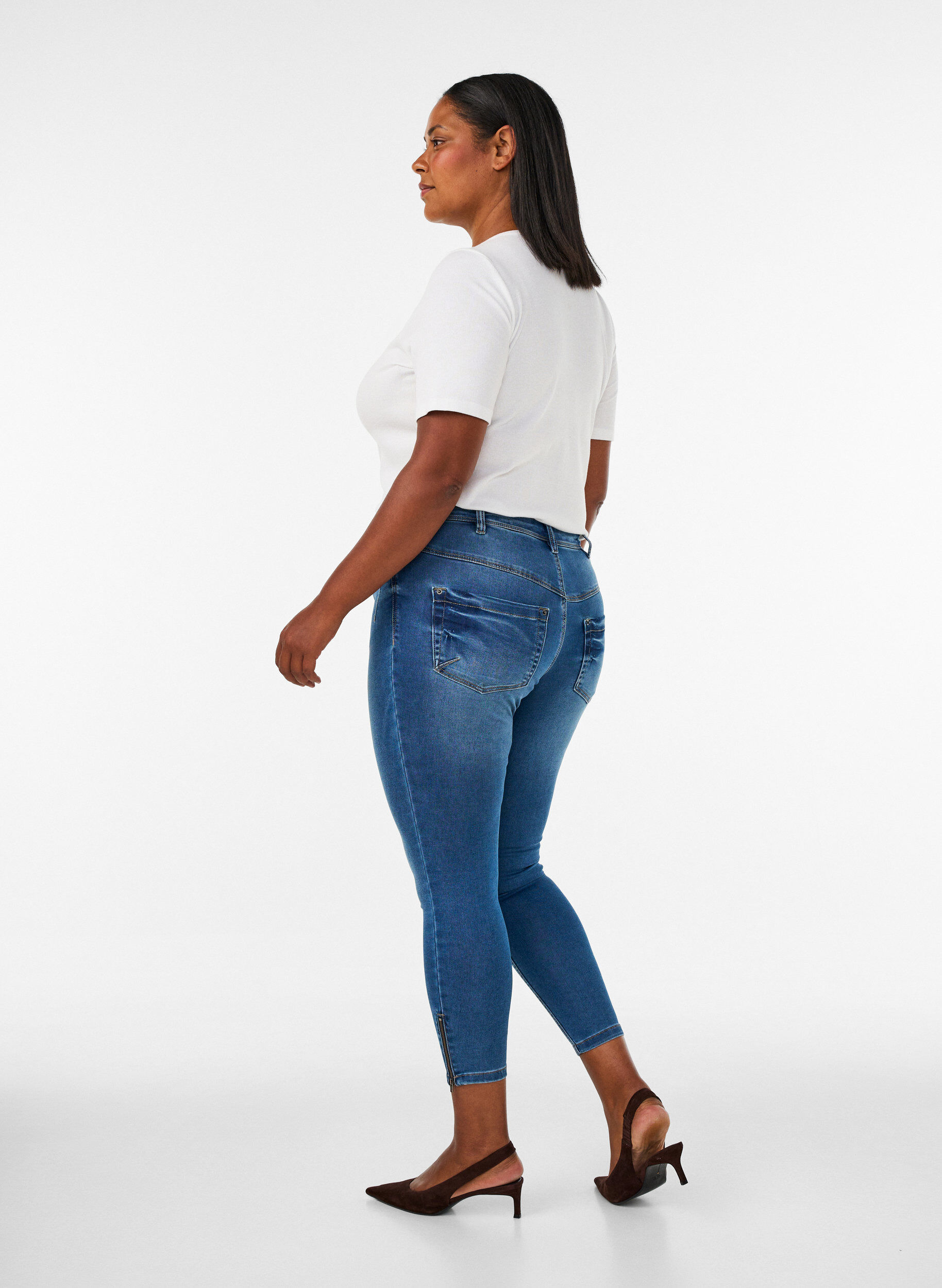 ZizziGecropte Amy jeans met ritssluiting details, Blauw, Model image number 2