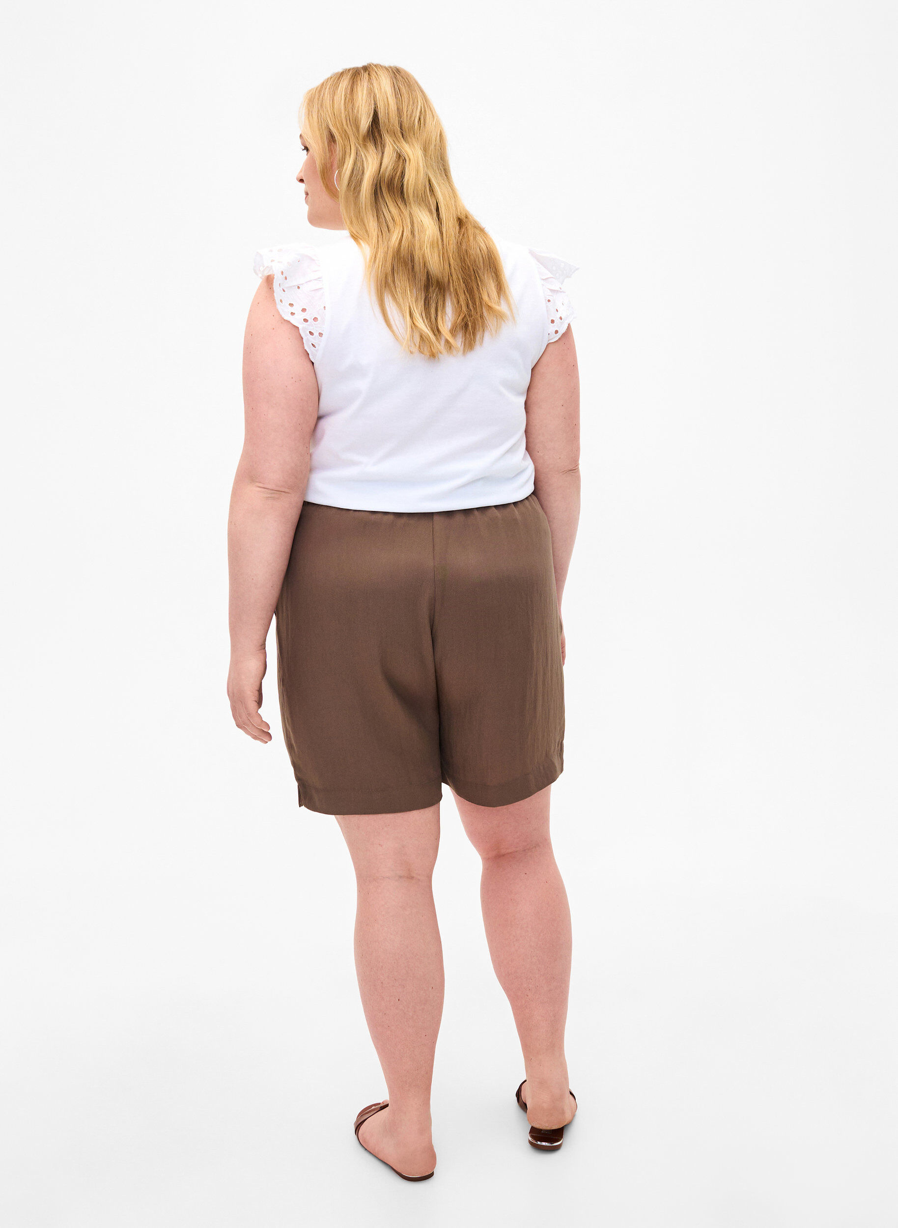 Zizzi Los vallende korte broek van viscose, Chocolate Chip, Model image number 1