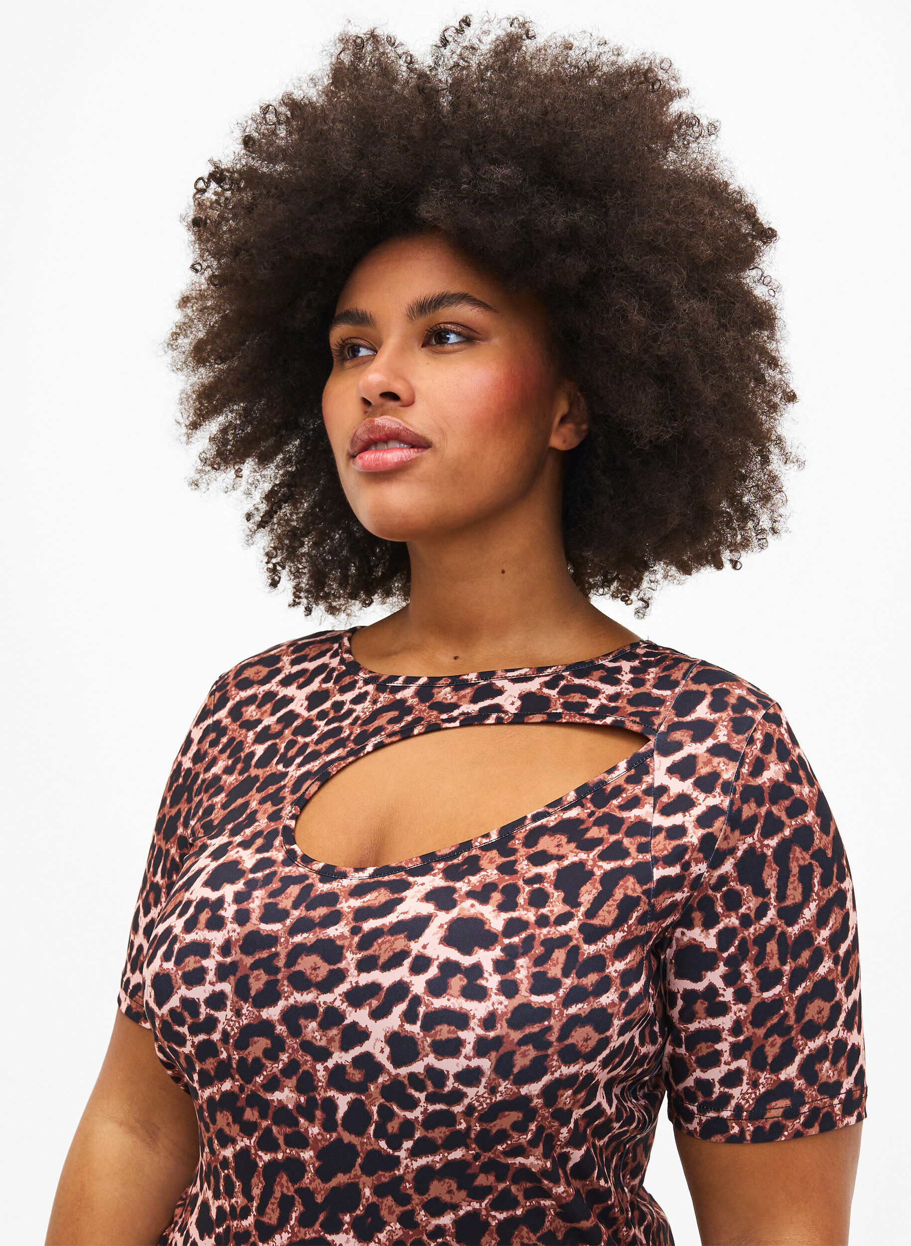 Zizzi Nauwsluitende jurk met luipaardprint en een uitsnede, Leopard AOP, Model image number 2