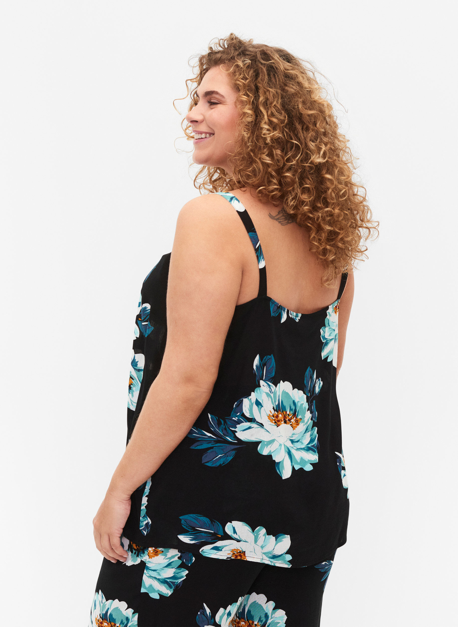 Zizzi Mouwloze top in viscose, Black Big Flower, Model image number 1