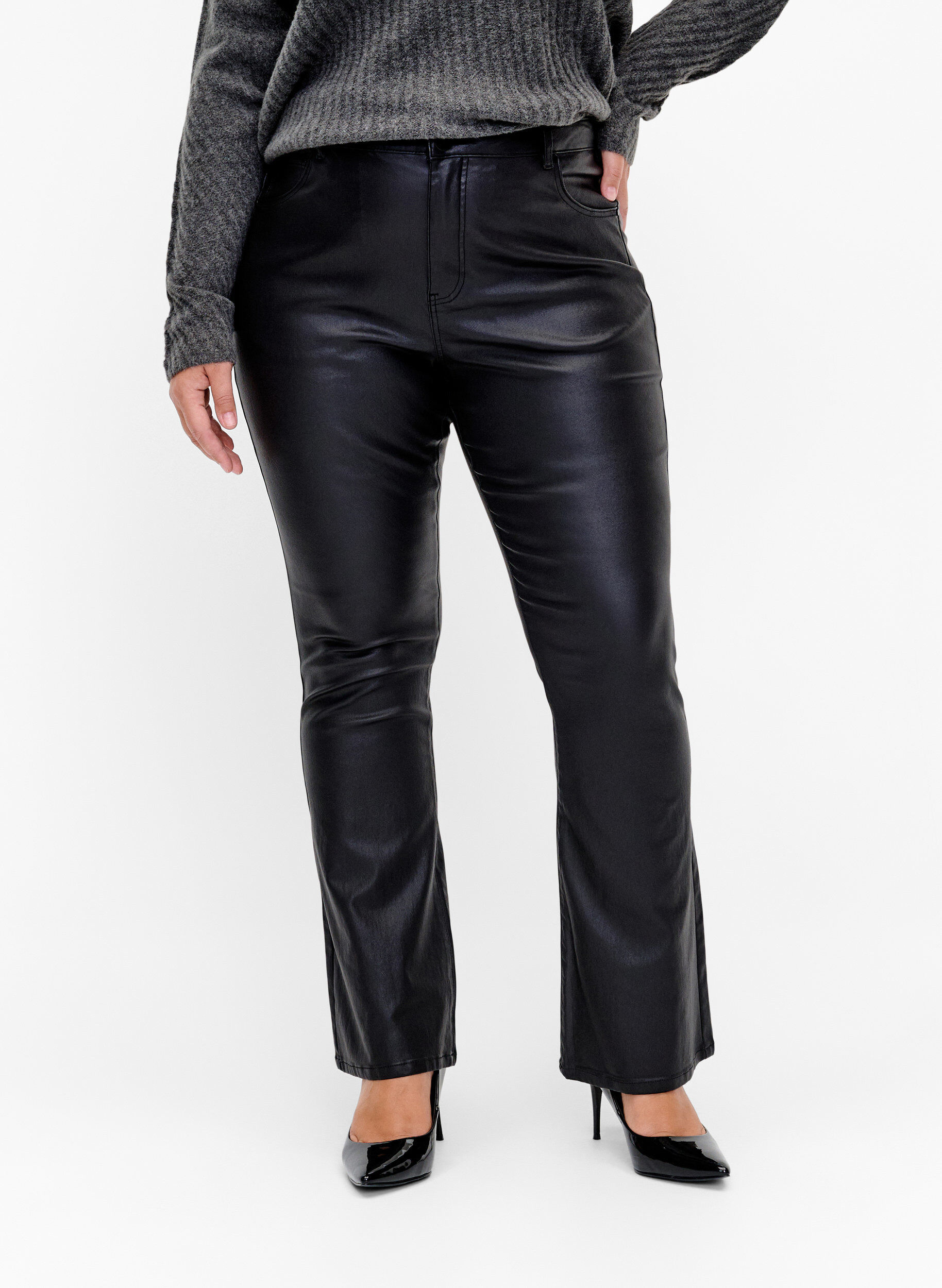 Zizzi Ellen jeans met coating en bootcut, Black, Model image number 2