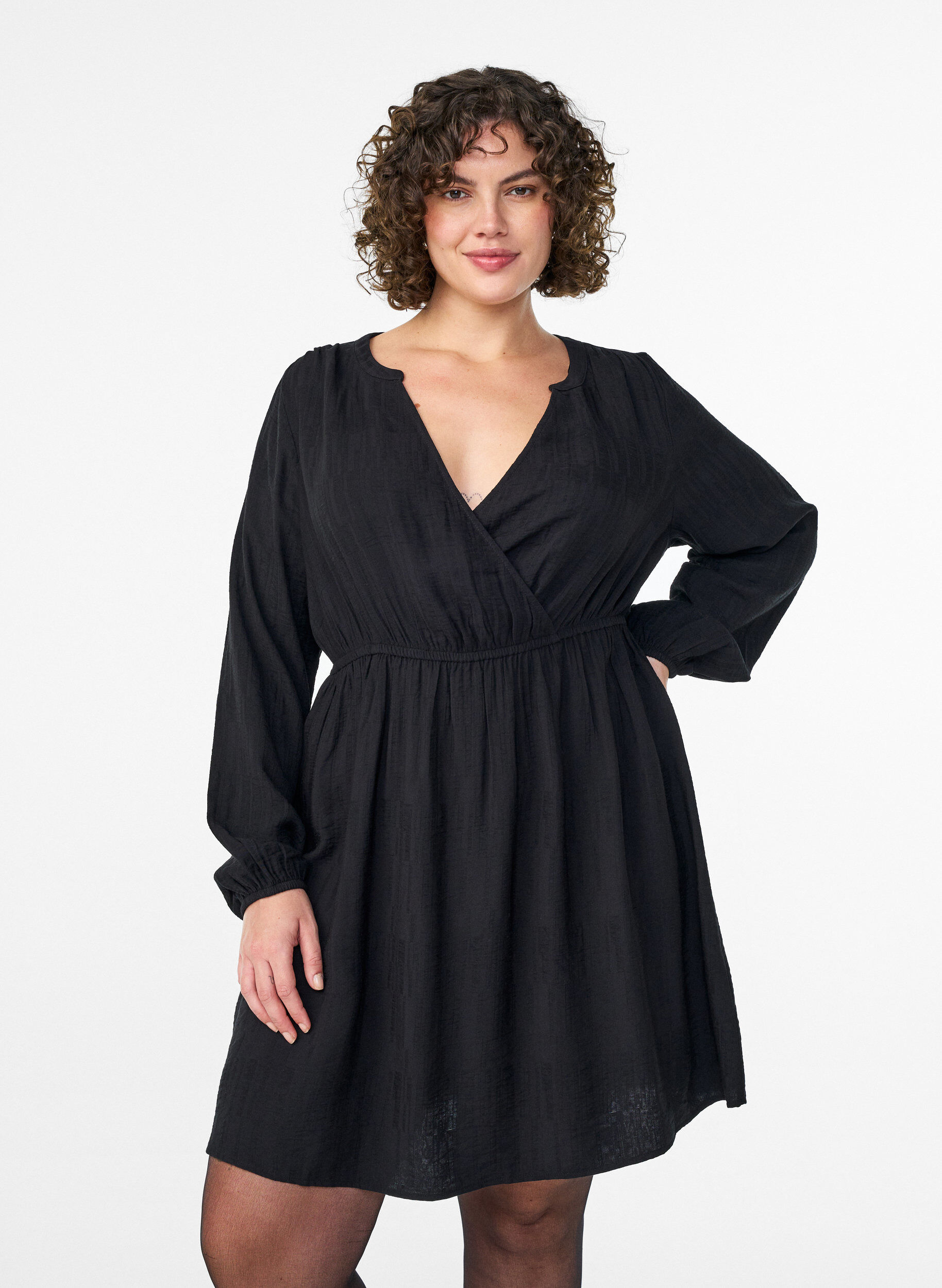 Korte jurk met structuur en wikkel-look, Zwart, Model