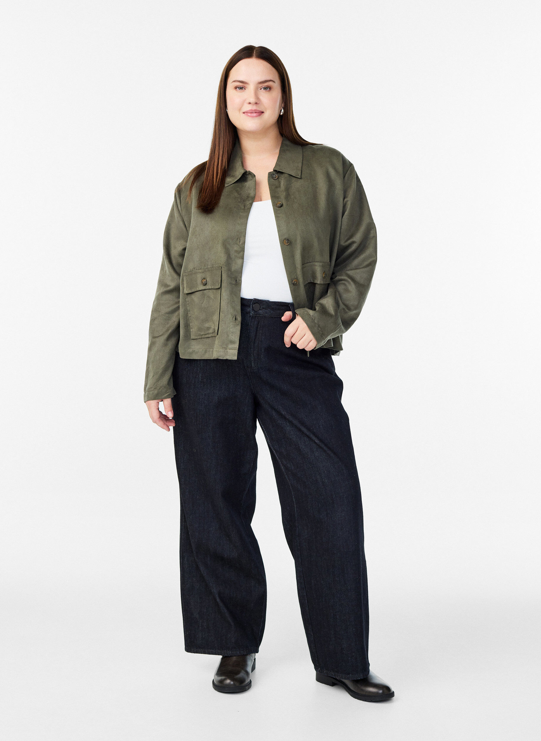 Zizzi Korte imitatie su&egrave;de jas met zakken, Groen, Model image number 1