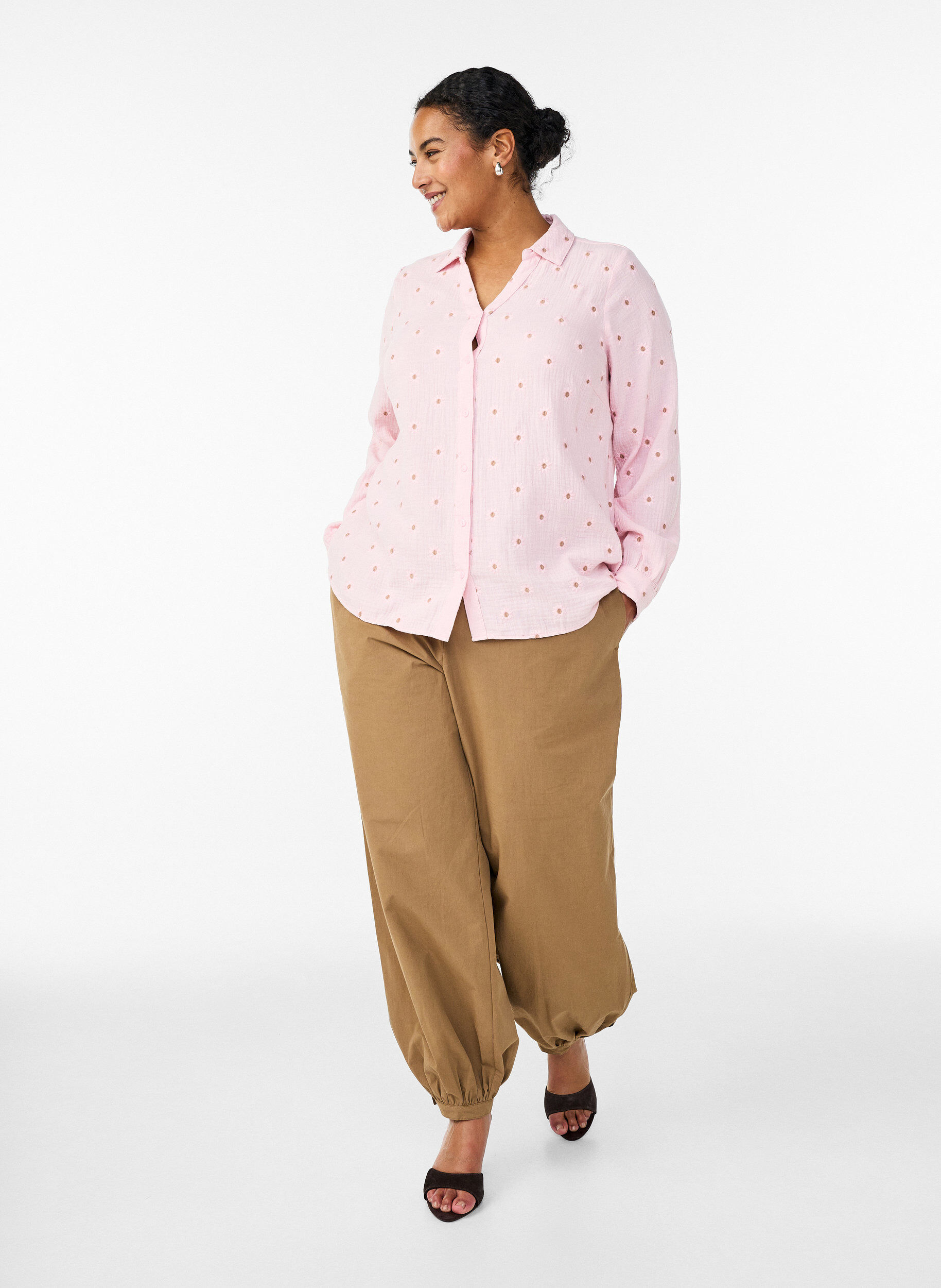 Zizzi Blouse van katoen mousseline met lange mouwen en geborduurde motieven, Roze, Model image number 1