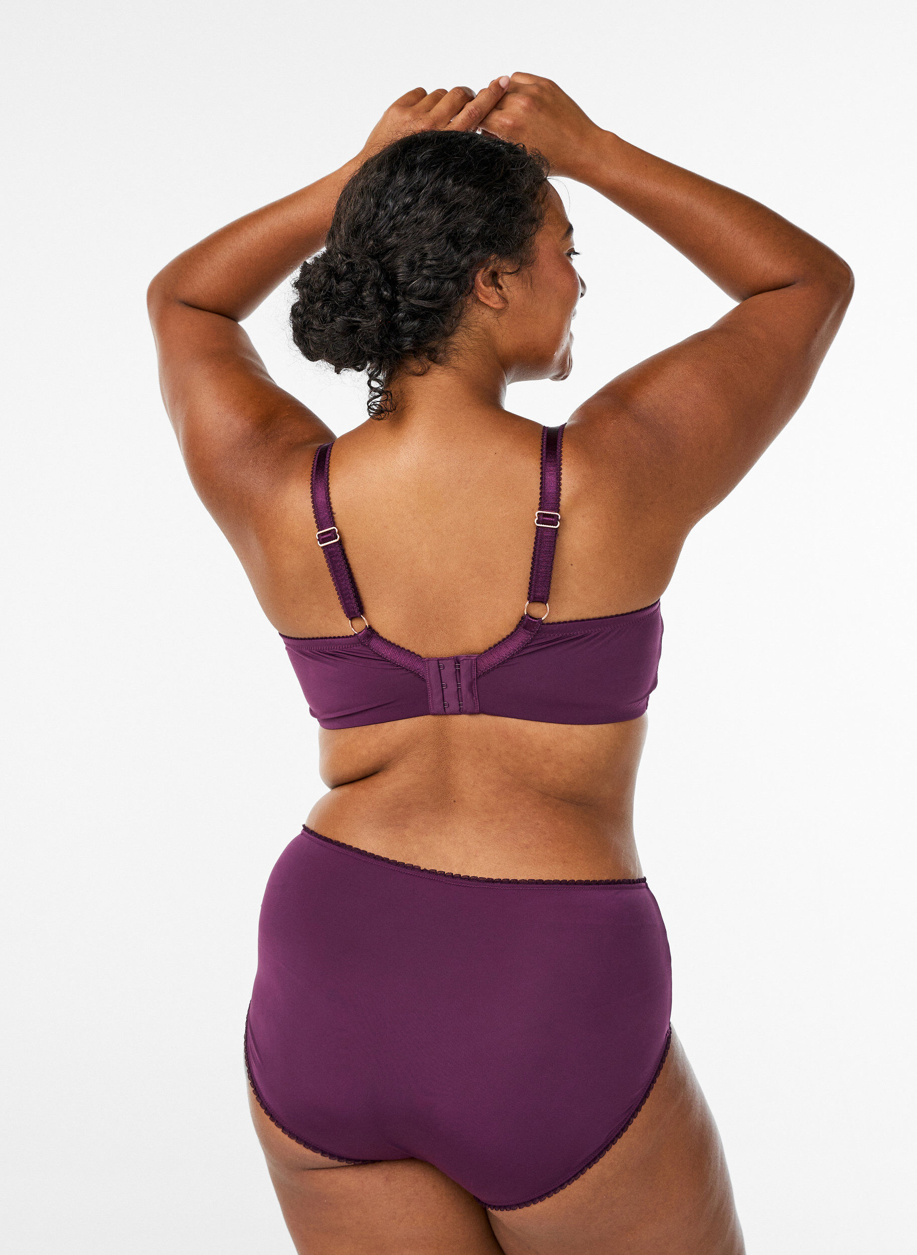 Zizzi Gewatteerde beha met bloemenborduursel, Paars, Model image number 2