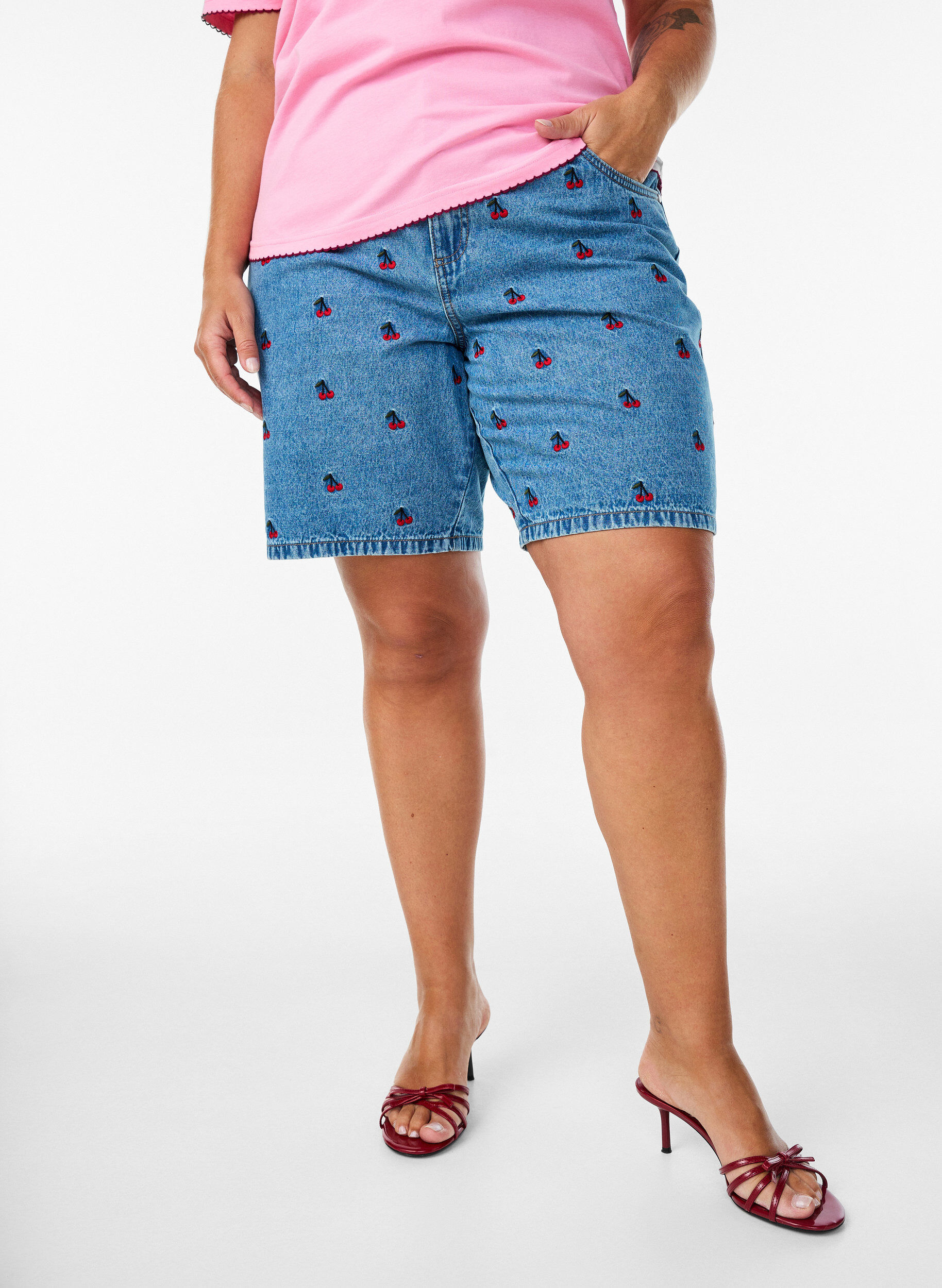 Zizzi Geborduurde denim shorts, Blauw, Model image number 3