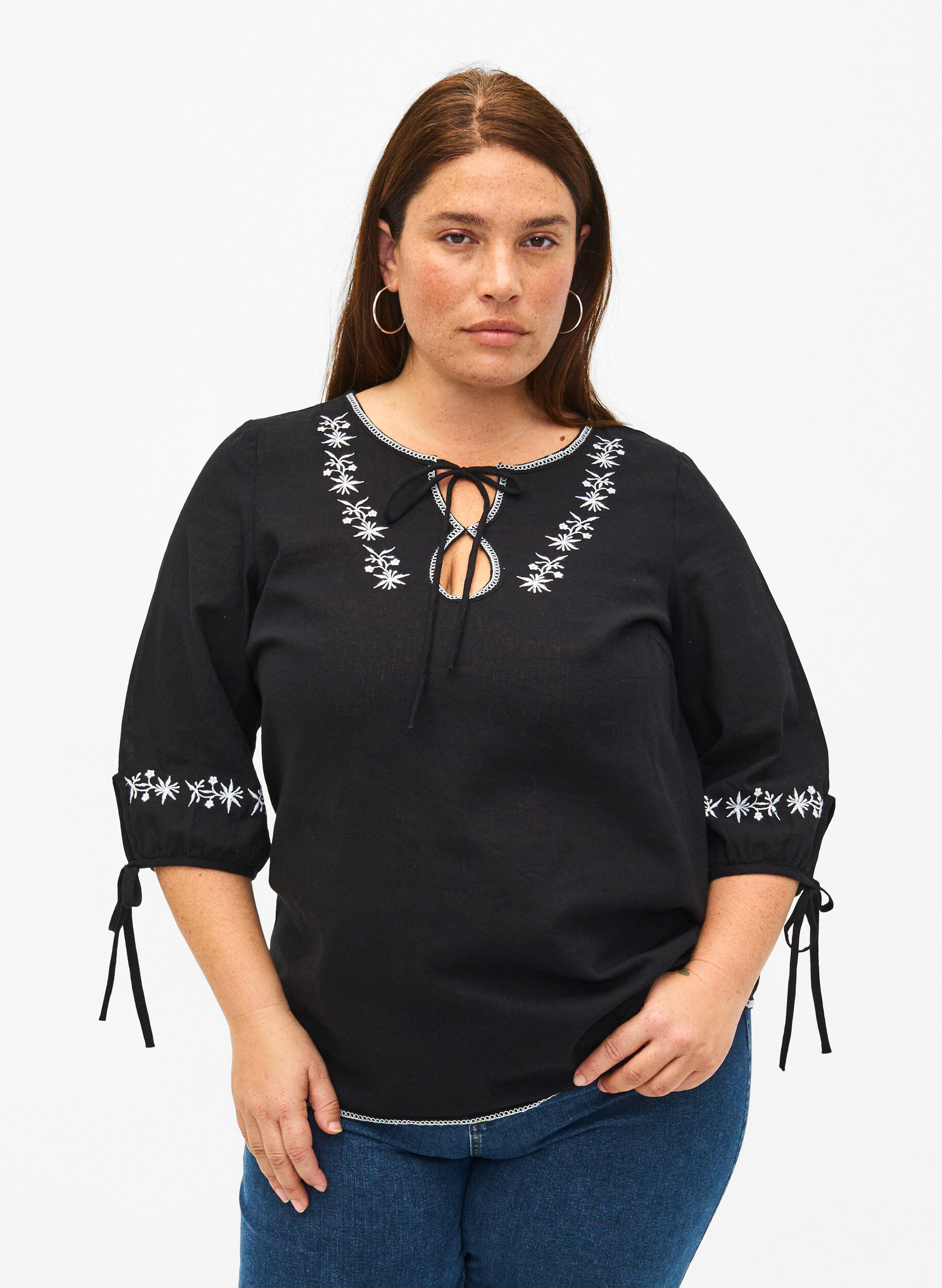 Zizzi Geborduurde blouse van katoenmix met linnen, Black W. EMB, Model image number 0