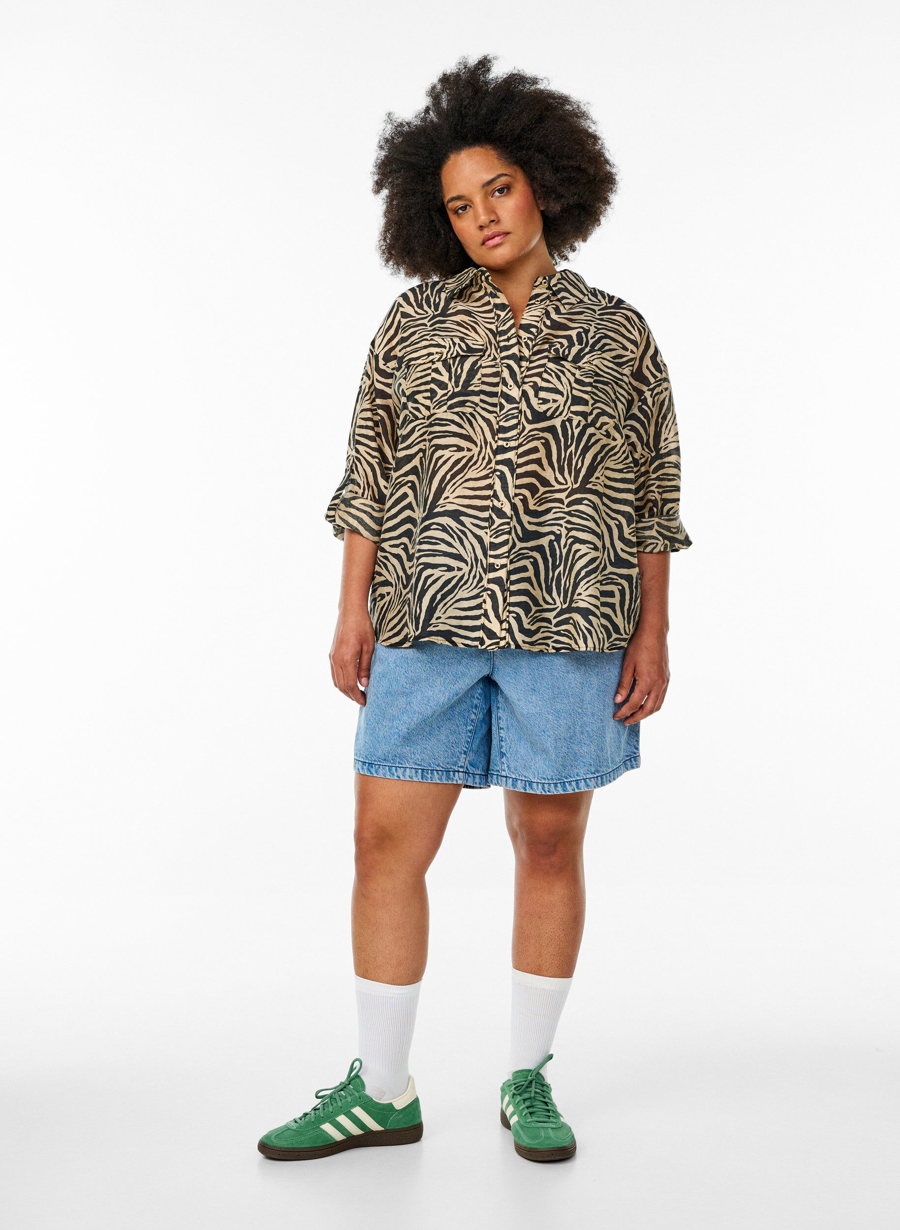 Zizzi Los shirt met dierenprint en borstzakken, Zwart, Model image number 1