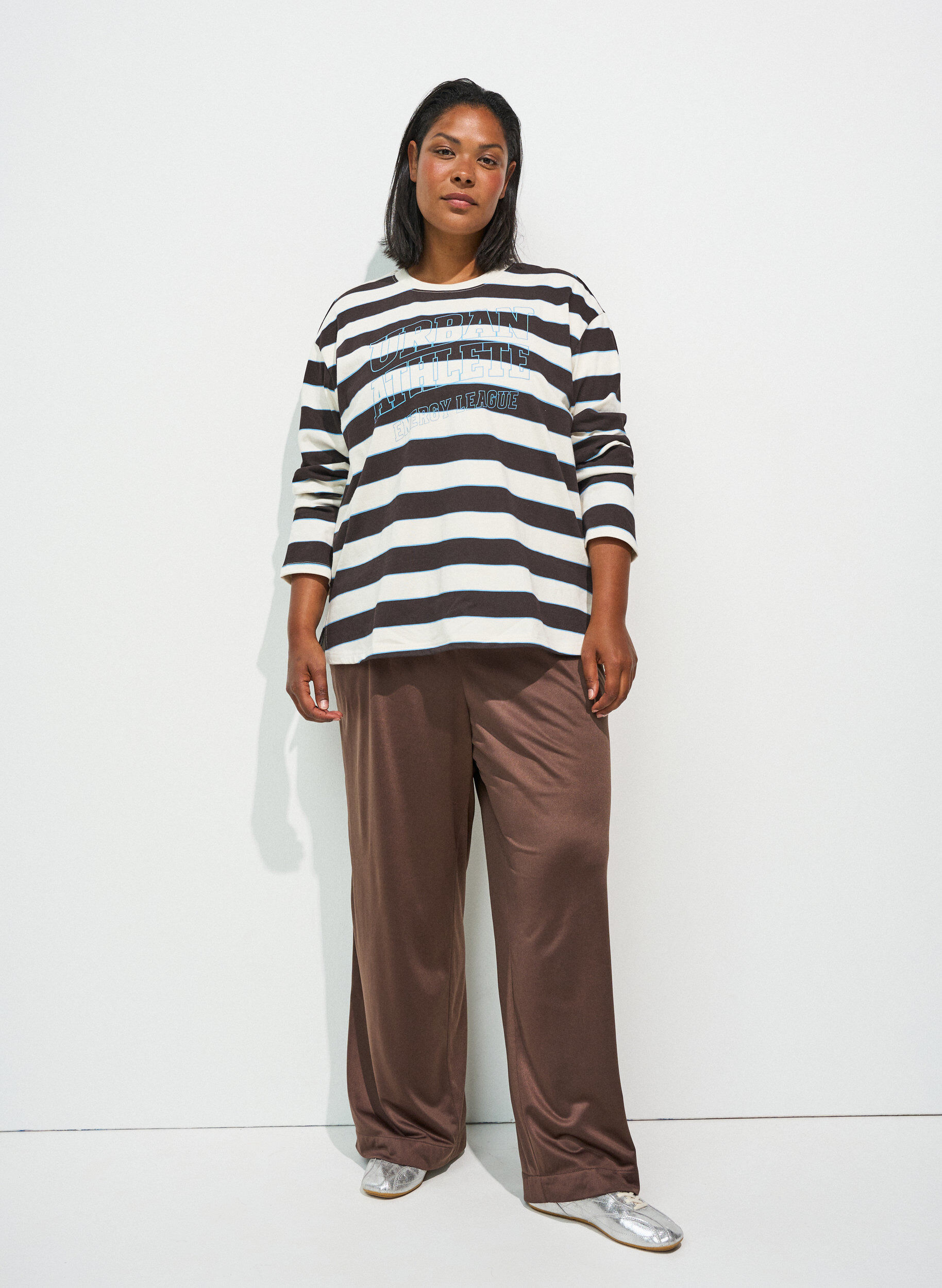 ZizziGestreepte jerseyblouse met een sportieve tekstprint, Bruin, Model image number 1