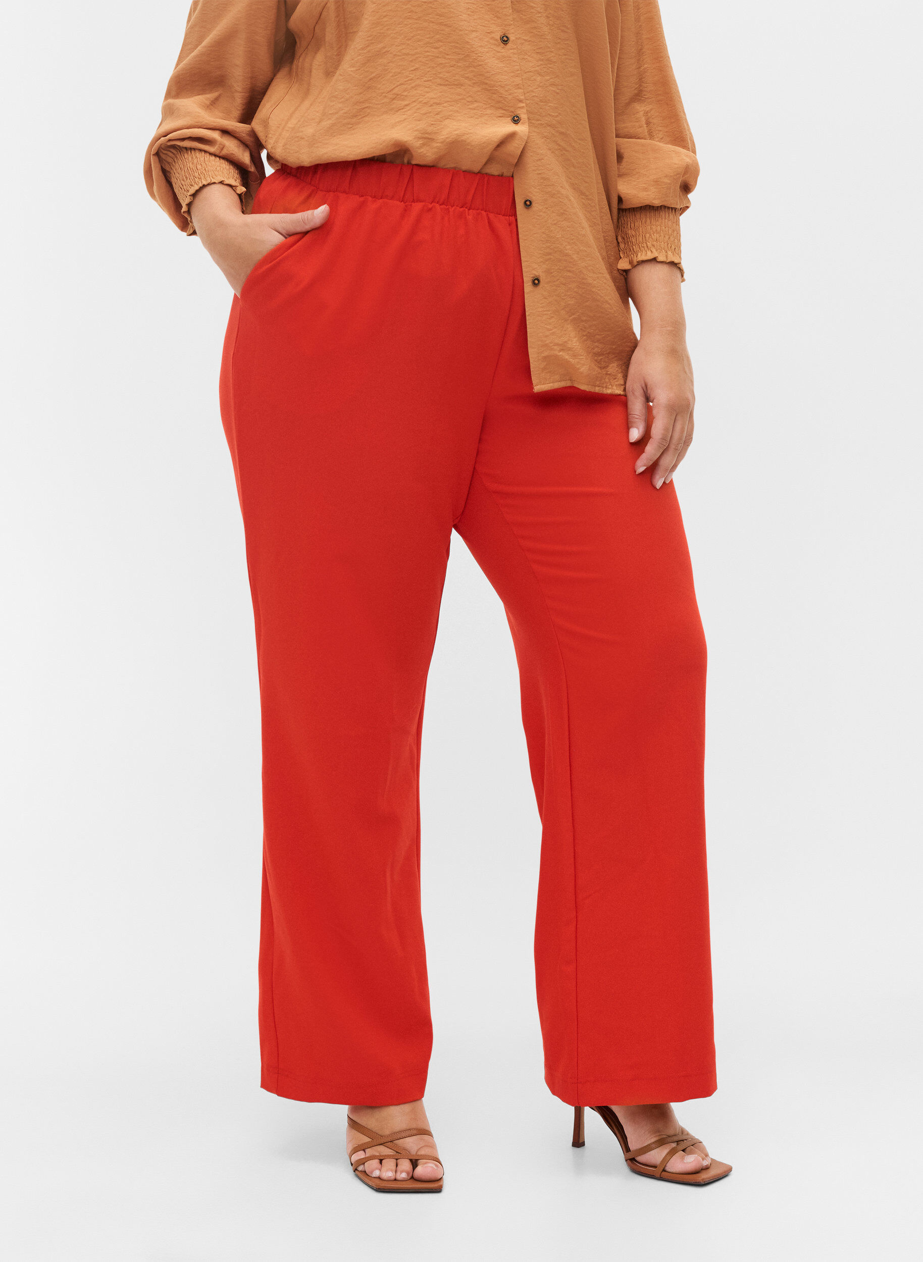 Zizzi Flared broek met elastiek in de taille, Rood, Model image number 2
