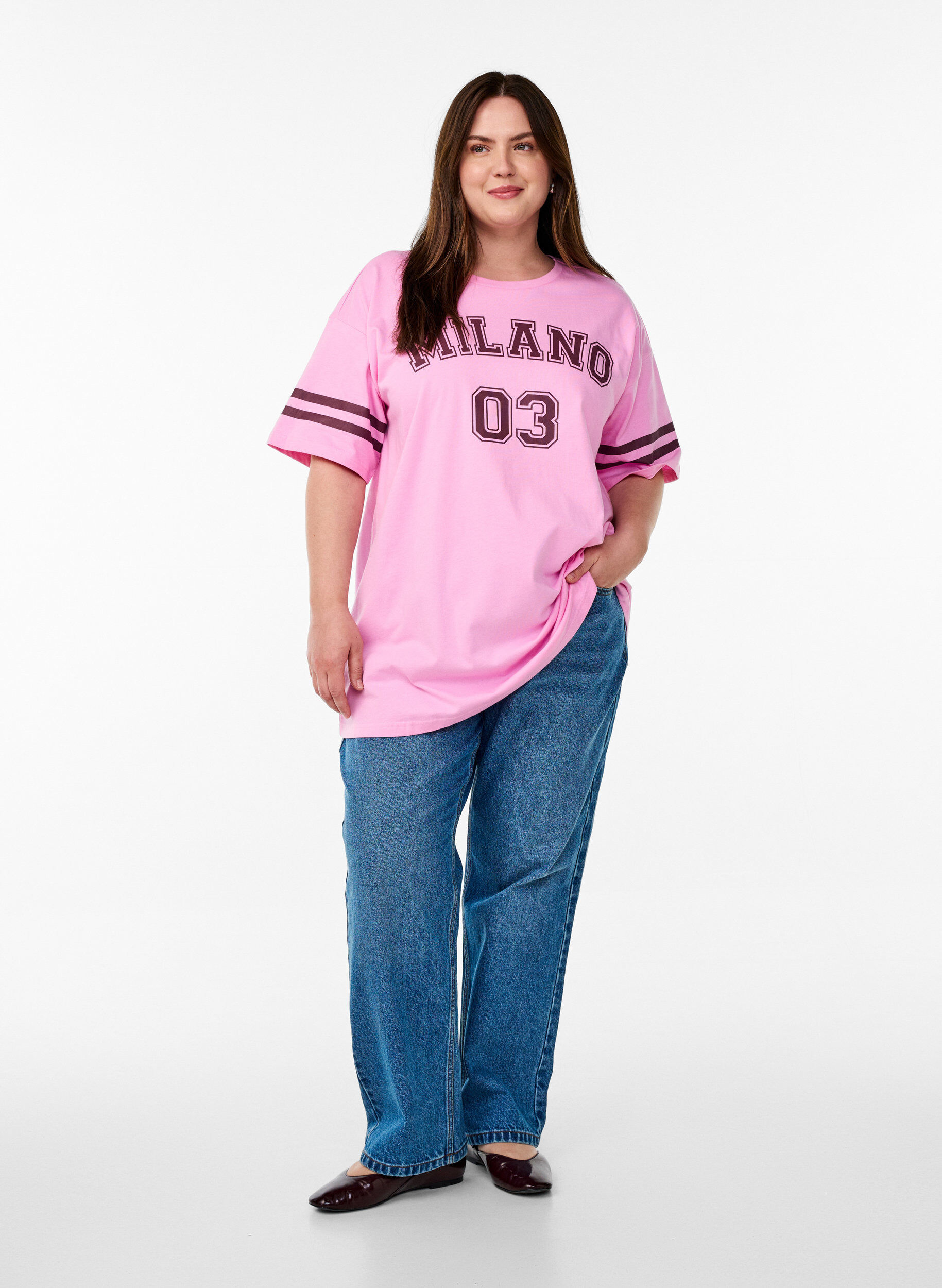 Zizzi Sportief oversized college T-shirt, Roze, Model image number 1