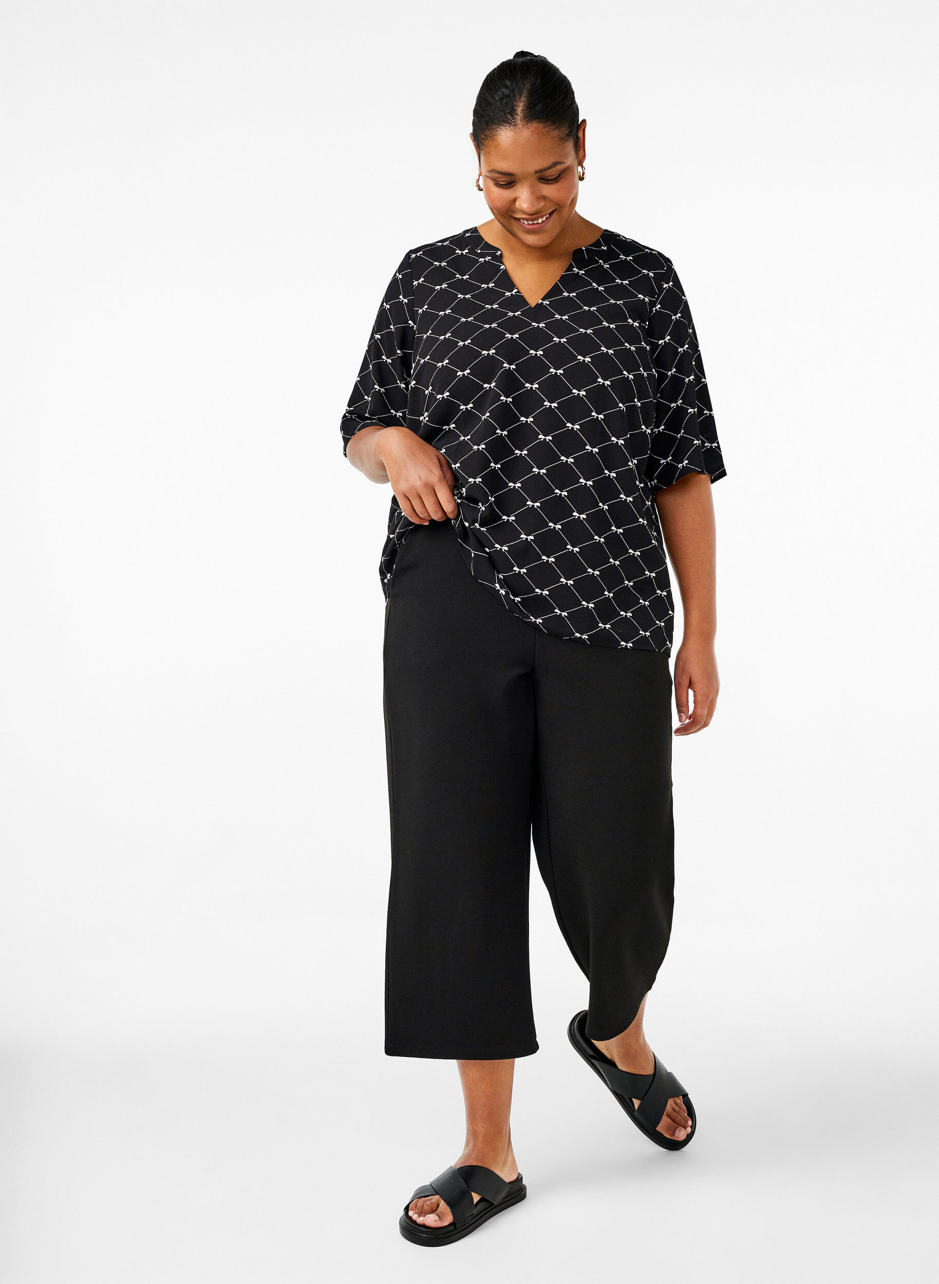 Zizzi Blouse met V-hals en strikprint, Black Bow AOP, Model image number 2