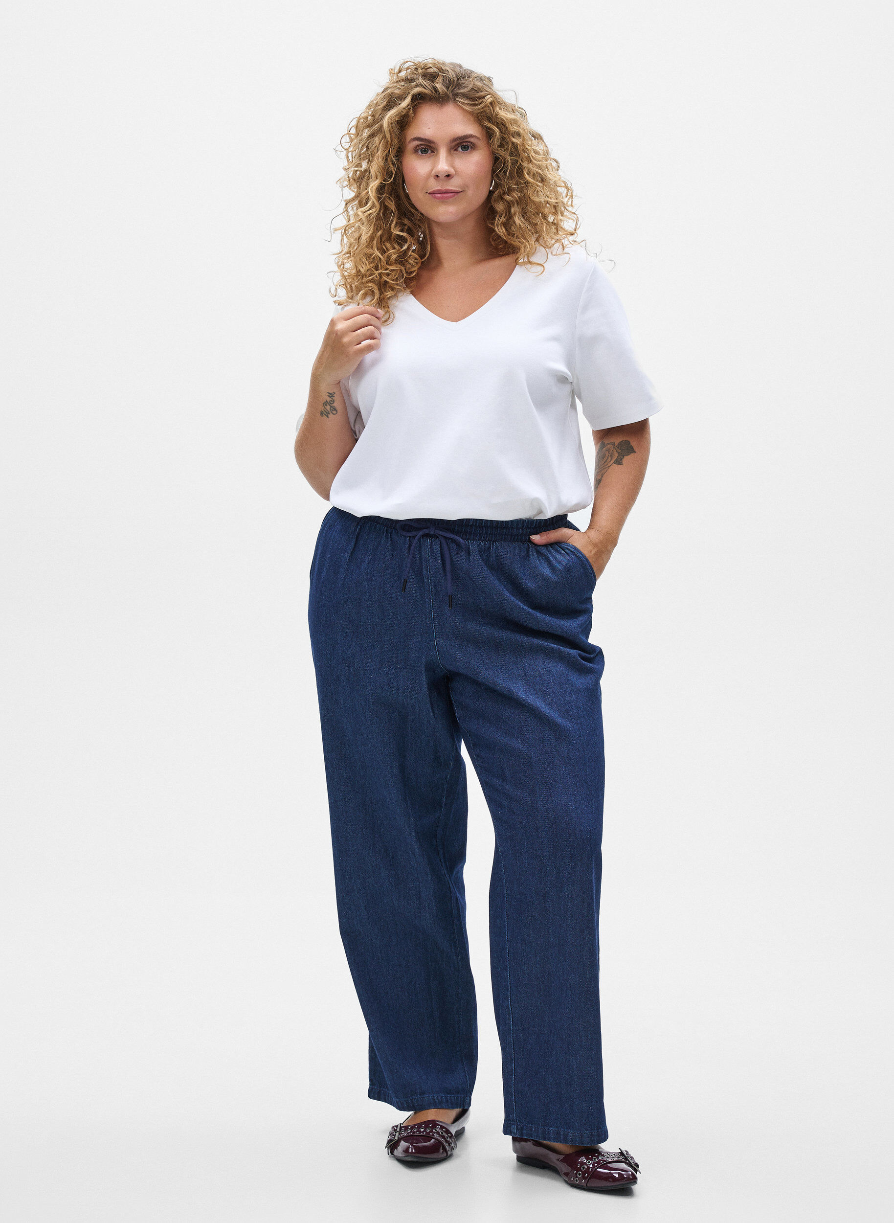 Jeans met rechte pasvorm en elastische taille, Blauw, Model