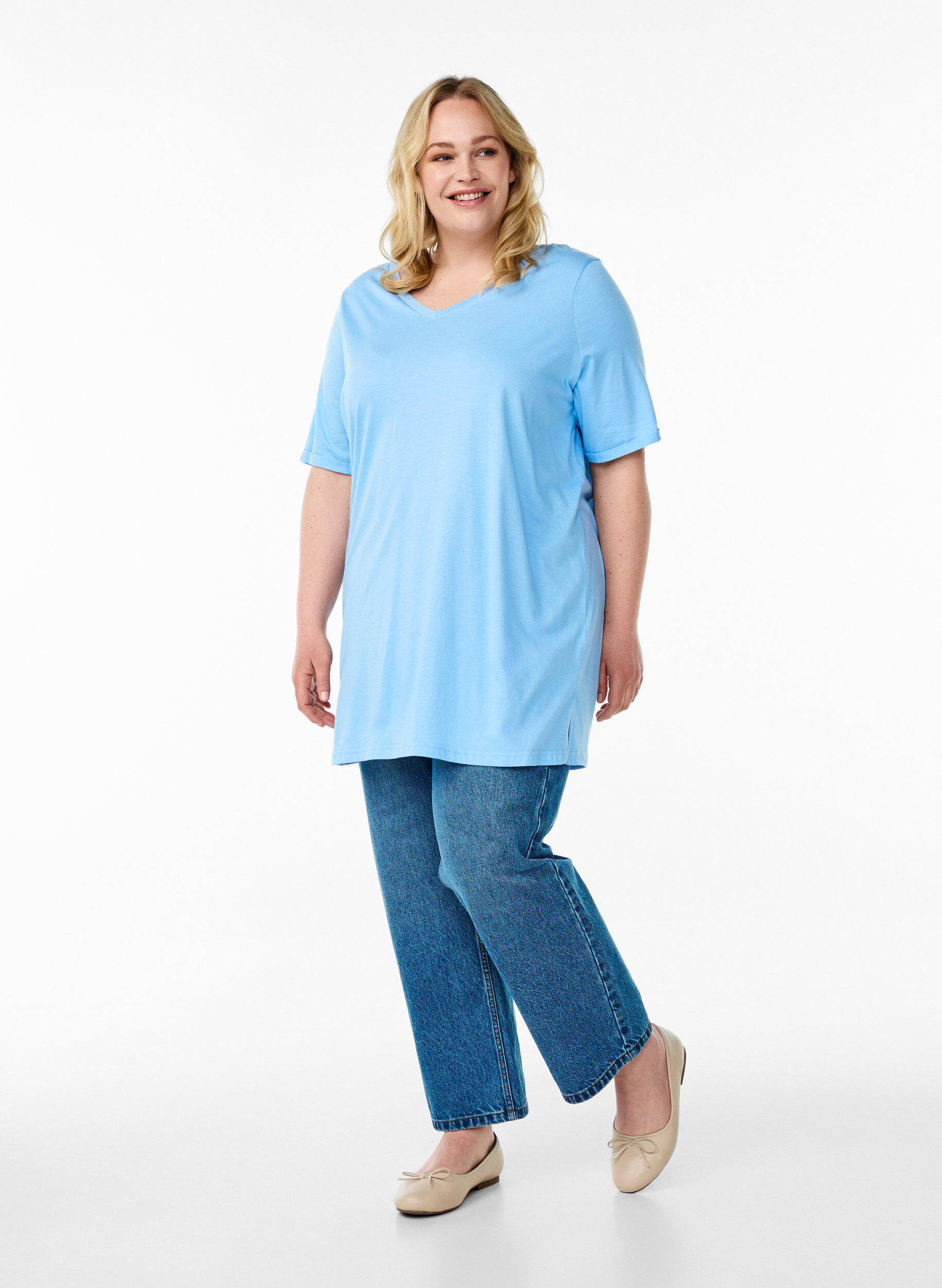 Zizzi Enkelkleurig oversized T-shirt met V-hals, Blauw, Model image number 1