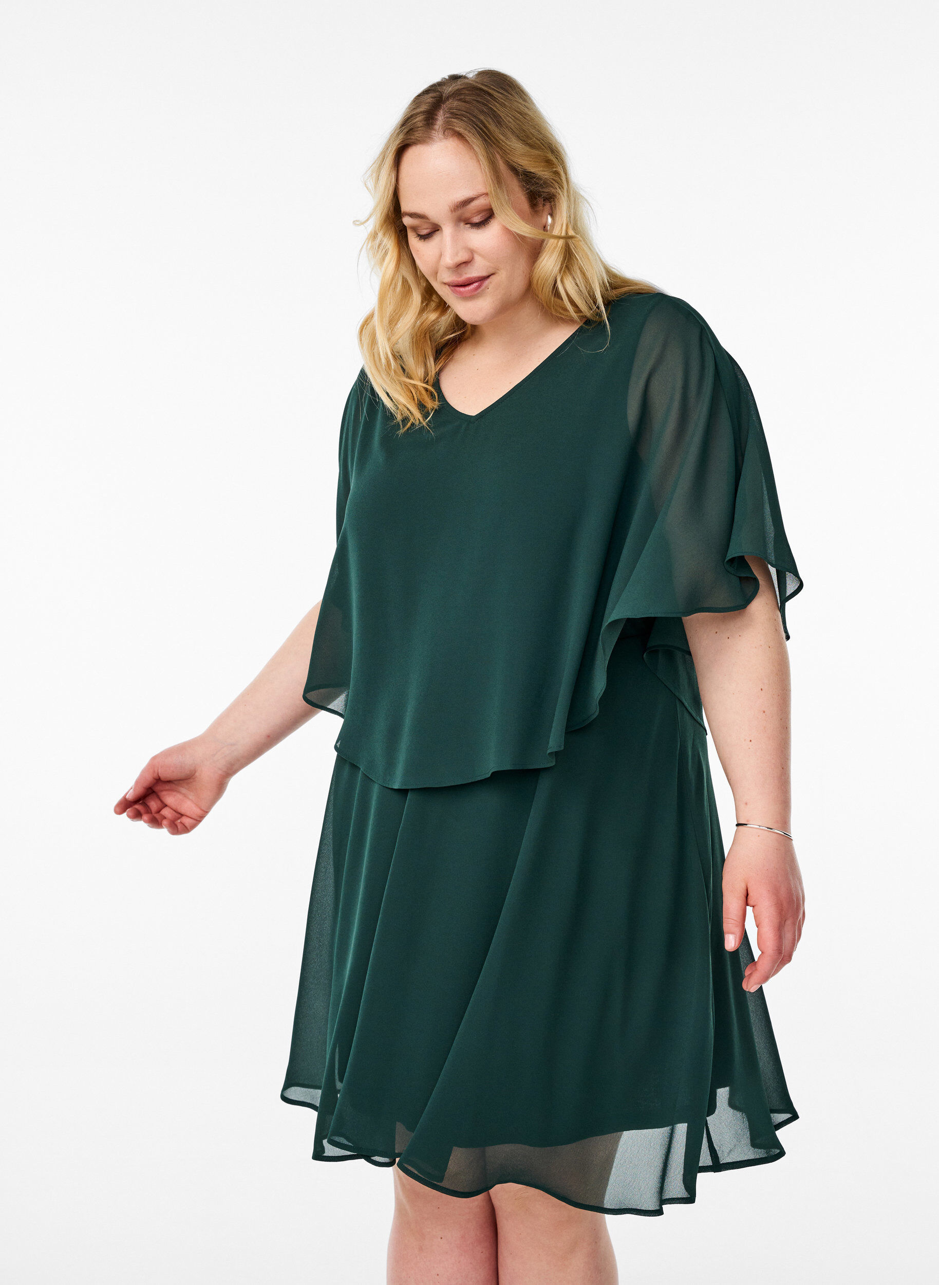 Zizzi Korte chiffon feestjurk met gelaagd effect, Groen, Model image number 0
