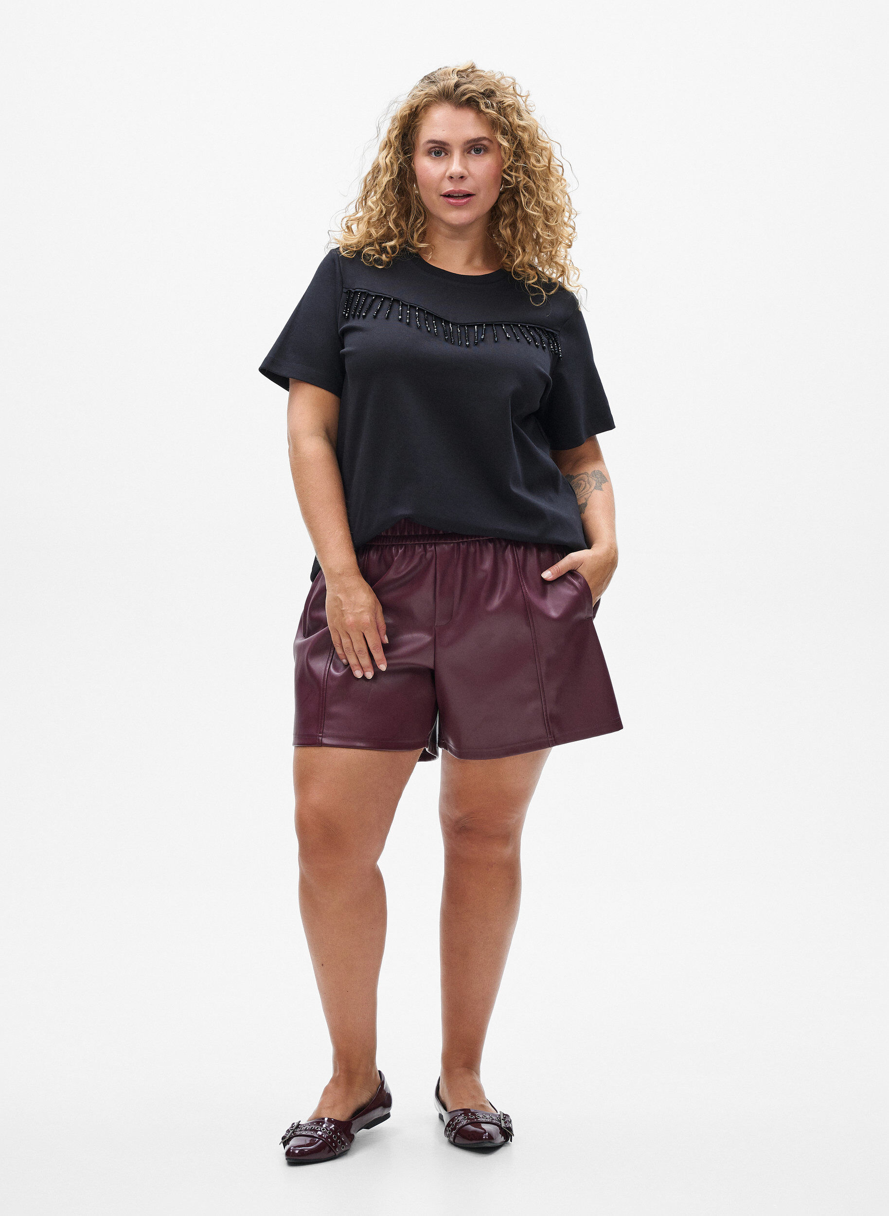 Zizzi Losse imitatieleer shorts met elastische tailleband, Donker Bordeaux, Model image number 1
