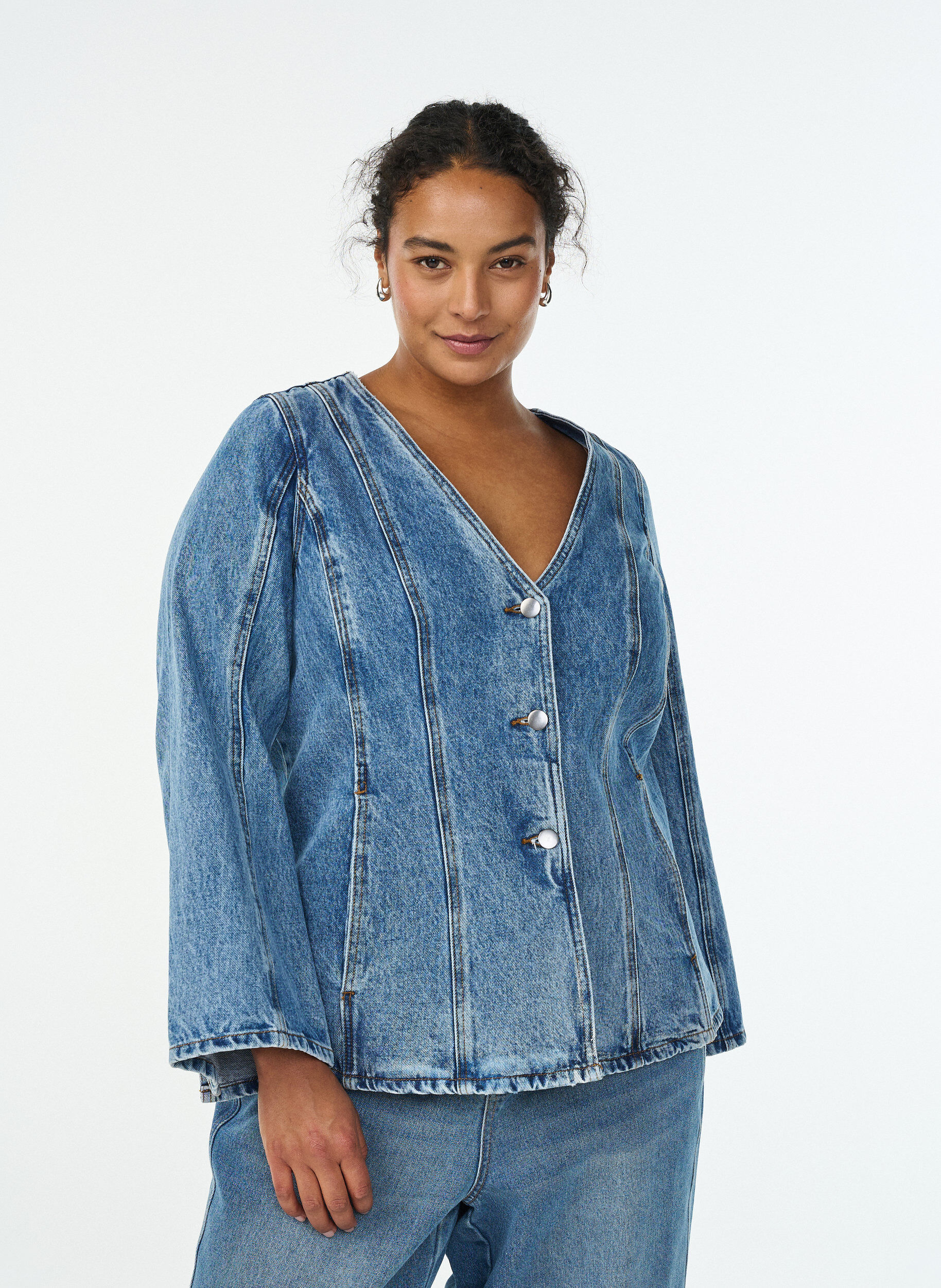 Zizzi Denimjack met vormende naden en een V-hals, Blauw, Model image number 0