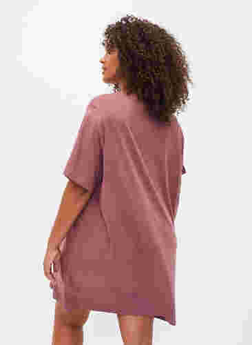 Oversized slaap t-shirt van biologisch katoen, Rose Brown W. Relax , Model image number 1