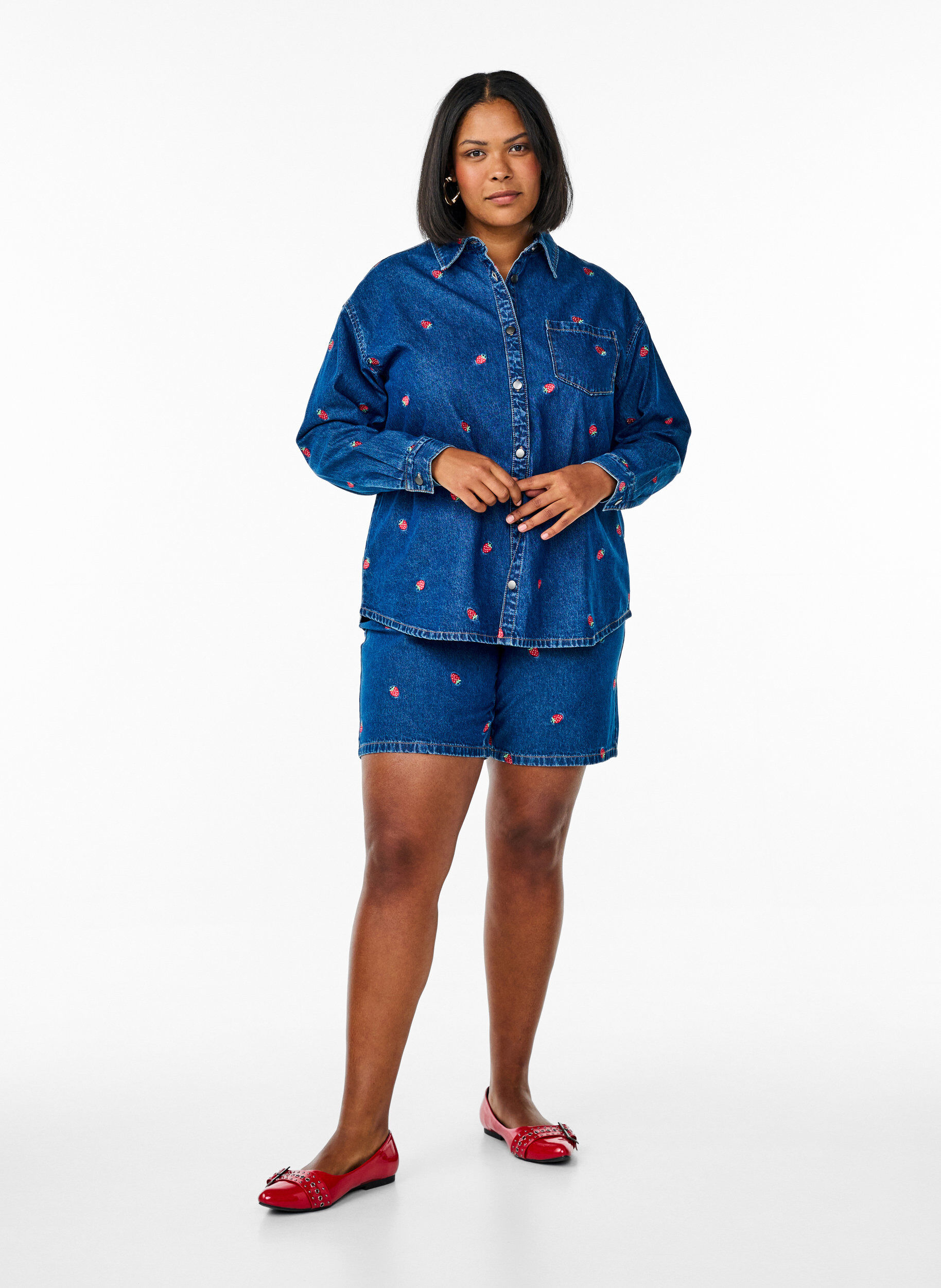 Zizzi Denim shirt met geborduurde aardbeien, Blauw, Model image number 1