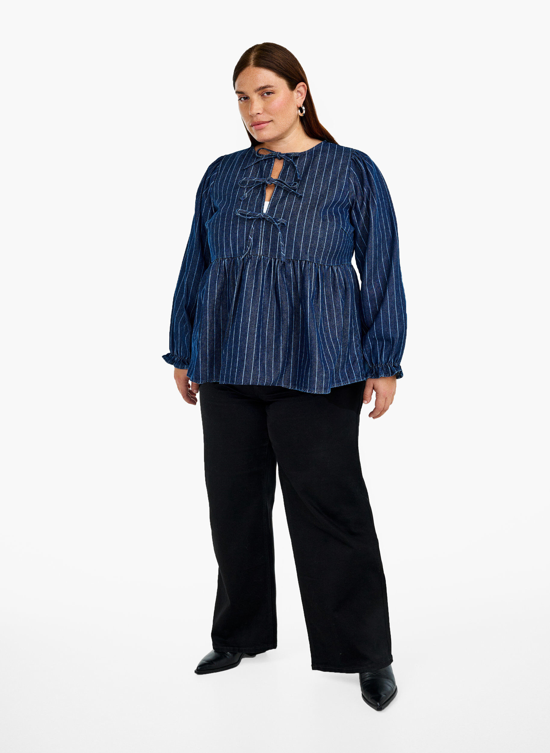 Zizzi Gestreepte denim blouse met strik aan de voorkant, Blauw, Model image number 1