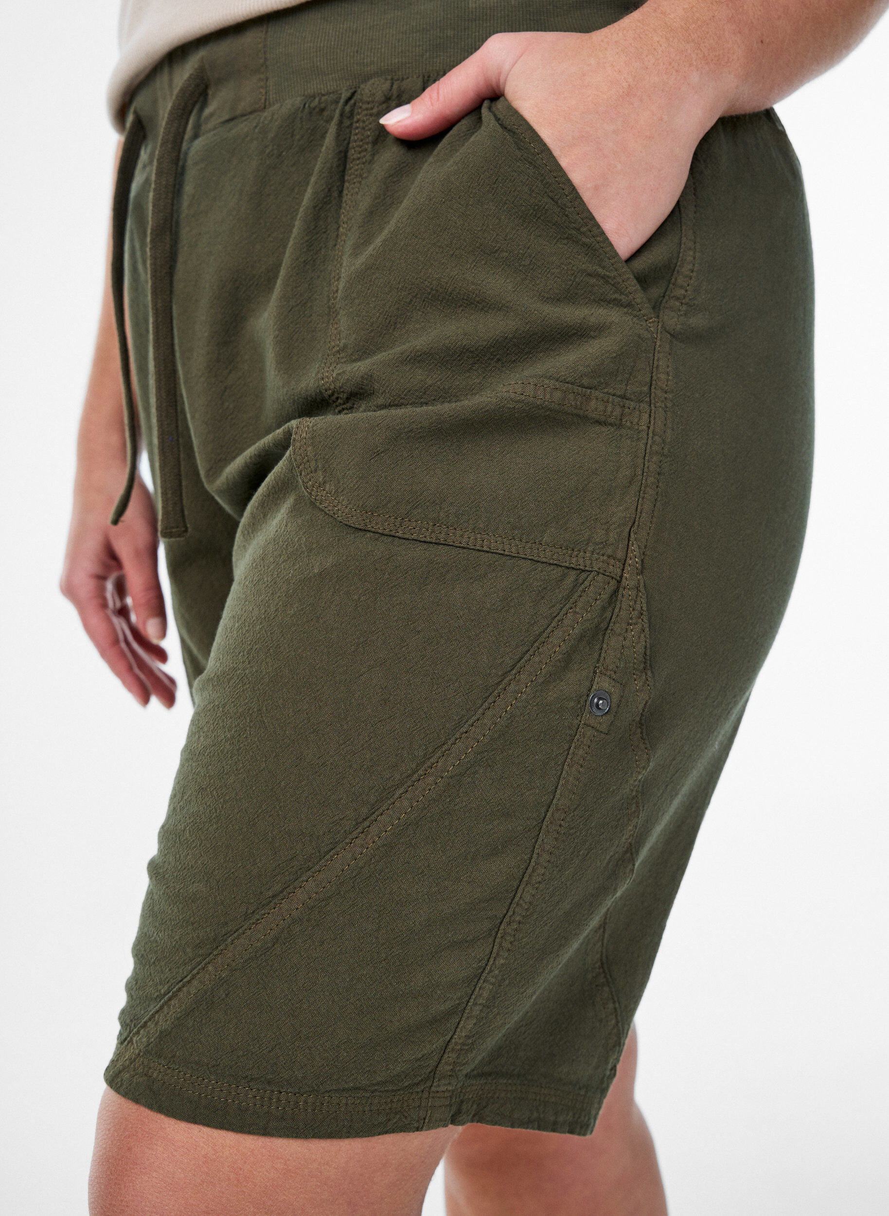 Zizzi Losse katoenen short met zakken, Groen, Model image number 3