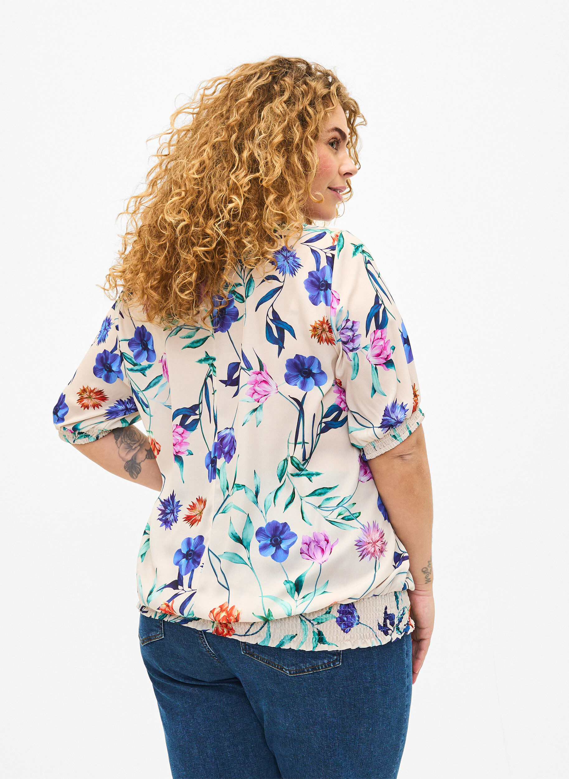 Zizzi Gebloemde blouse met smokwerk, Blauw, Model image number 2