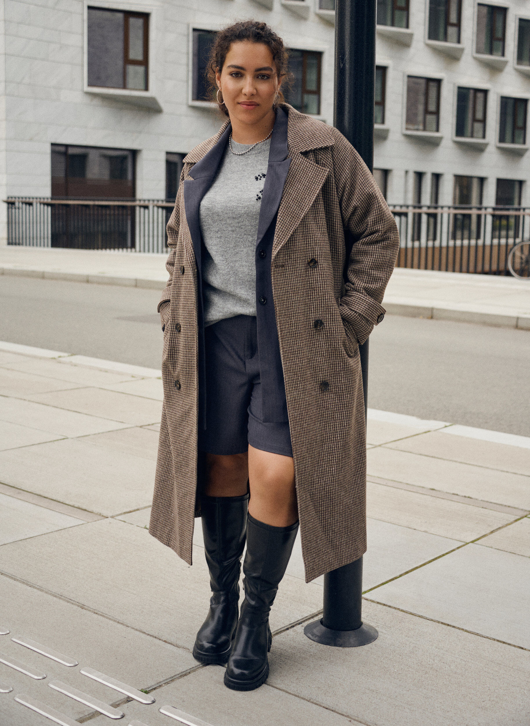 Zizzi Geruite mantel met riem, Bruin, Image image number 0