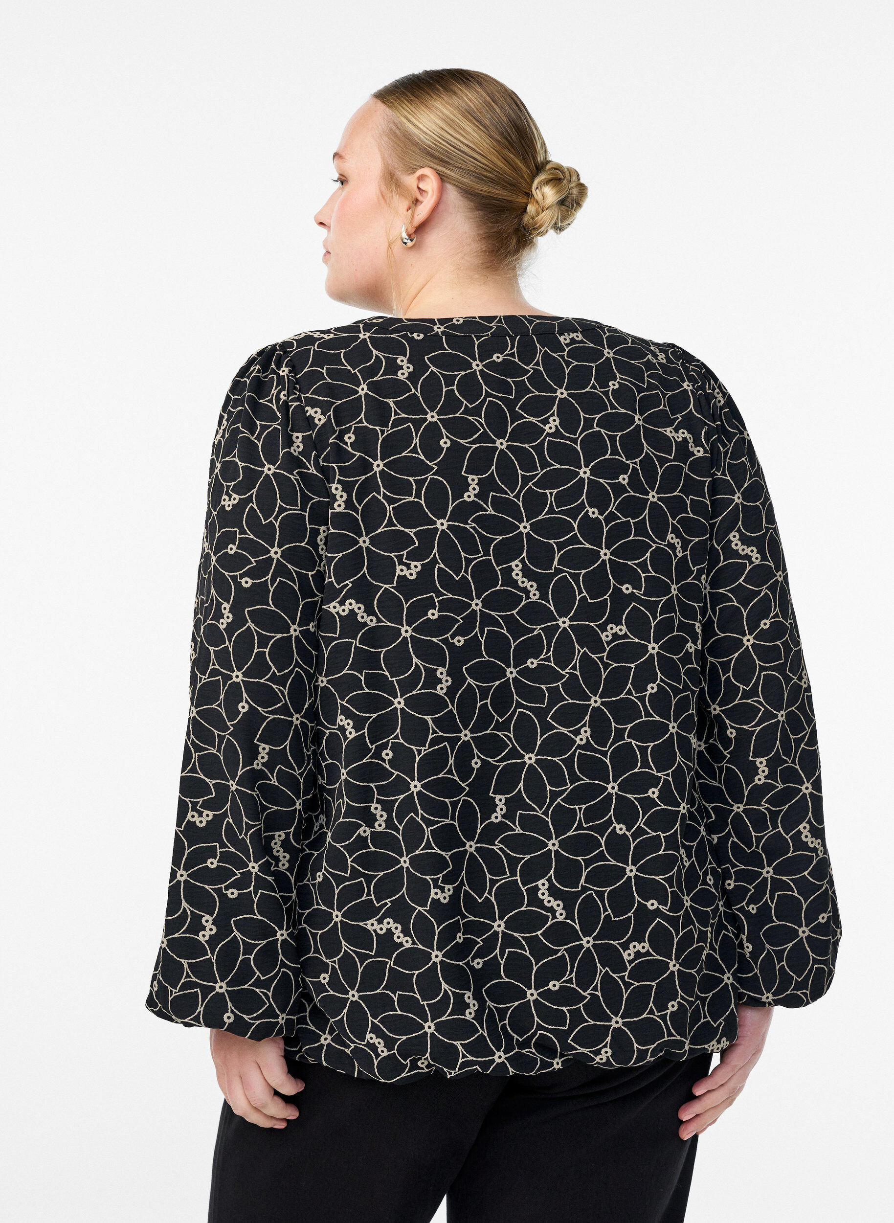 Zizzi Blouse met lange mouwen met bloemenborduursel, Zwart, Model image number 2