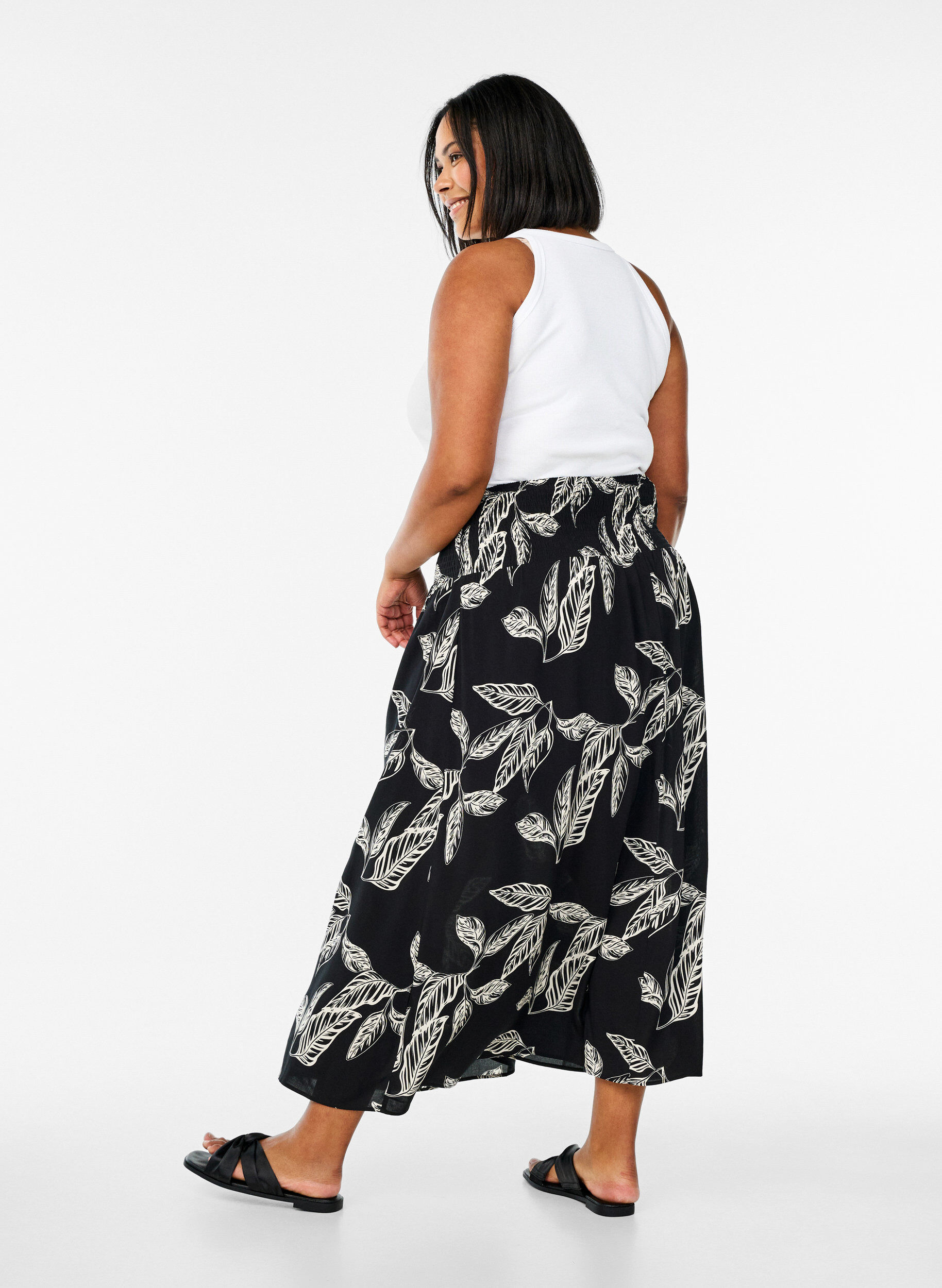 Zizzi Maxi rok in viscose met smokwerk, Zwart, Model image number 1
