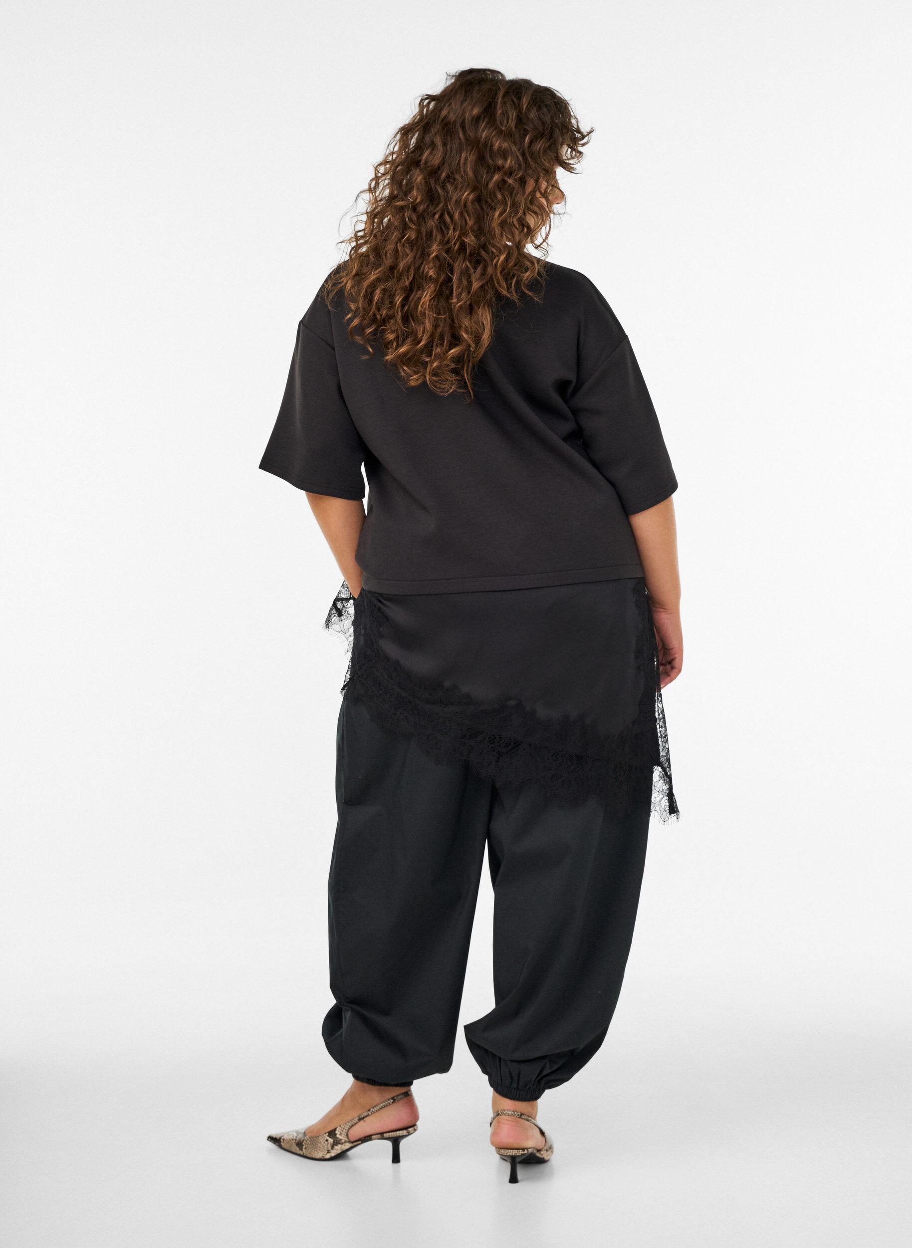 ZizziBallonbroek met zakken en een elastische tailleband, Zwart, Model image number 2