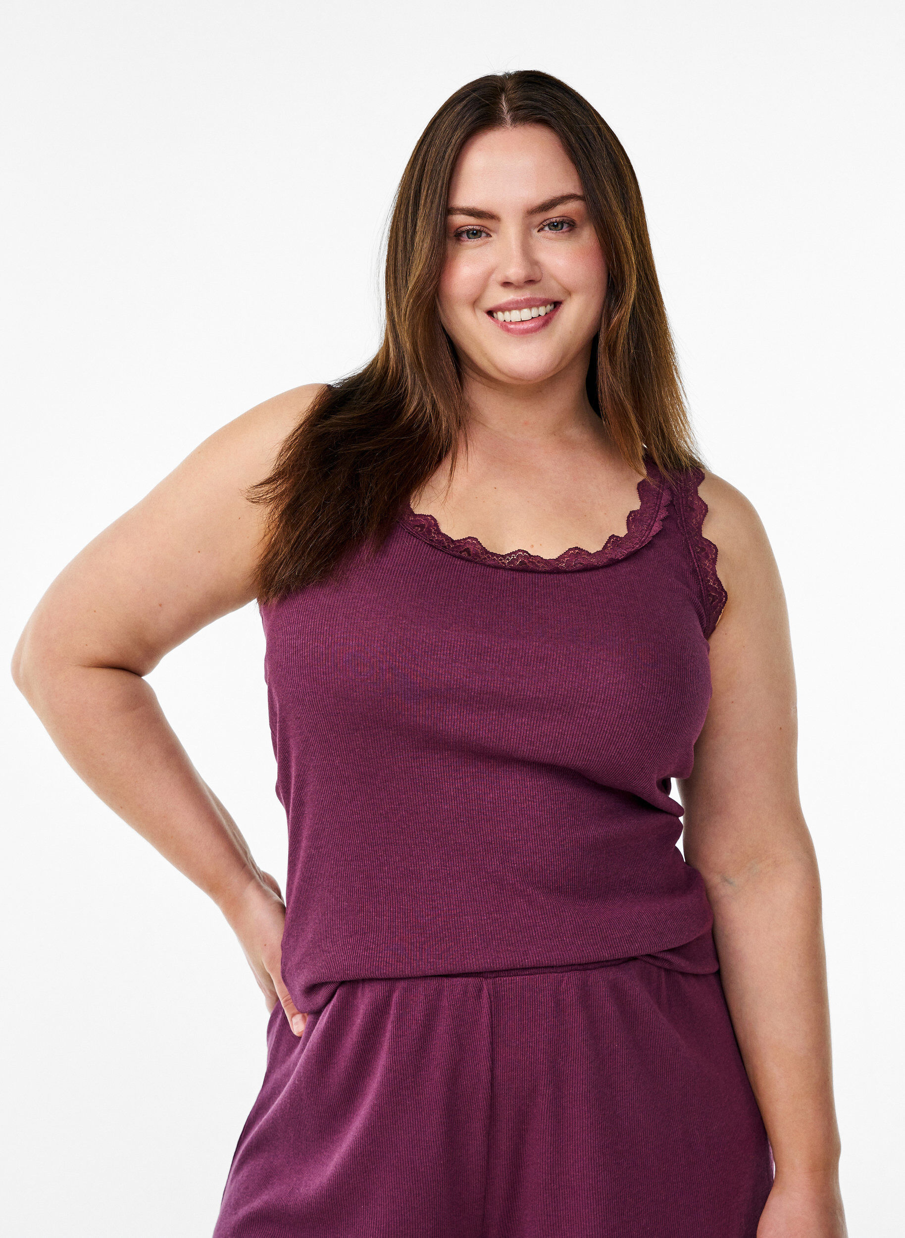 Lichte nachtshorts met ribde structuur en kanten afwerking, Donker Bordeaux, Model