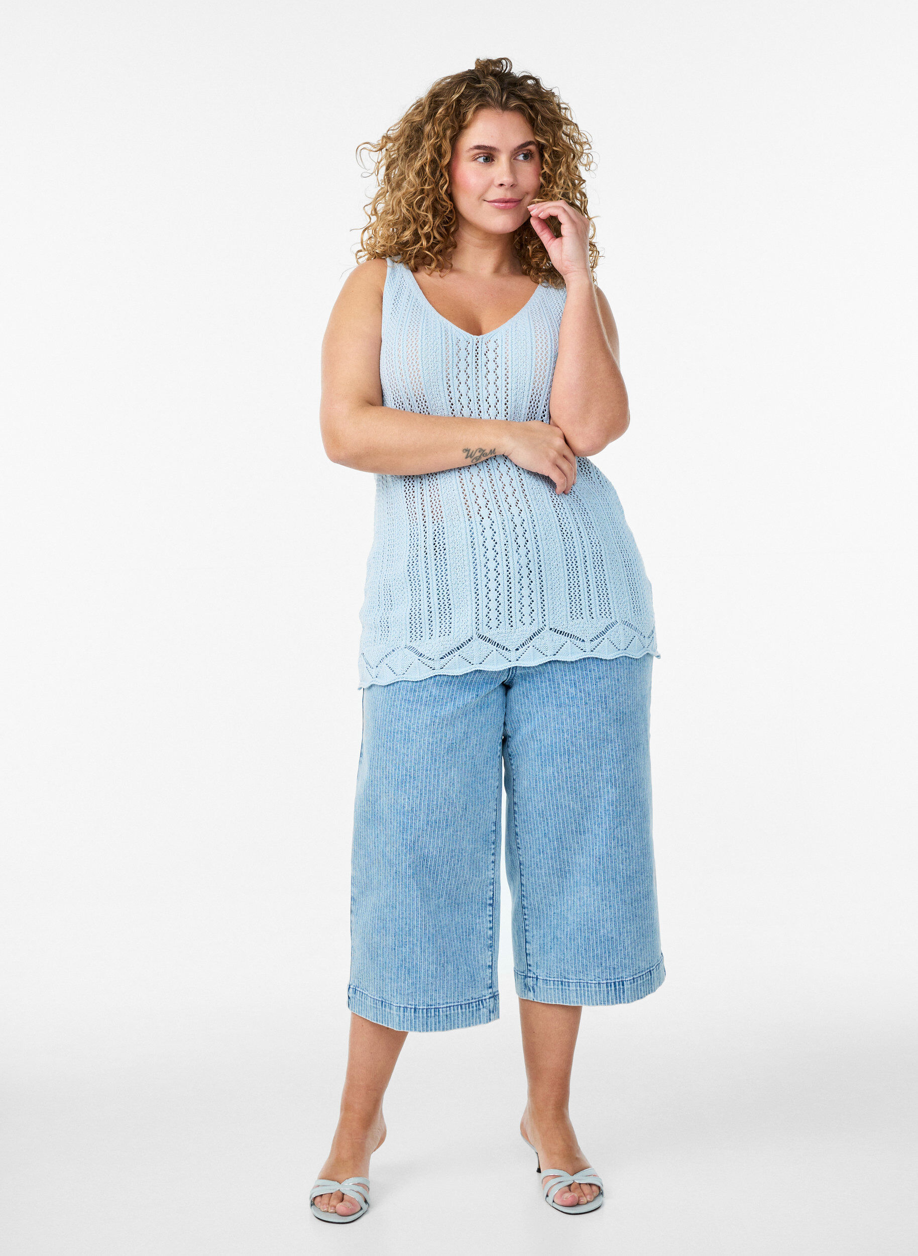 Zizzi Gebreide top met broderie ajour en V-hals, Blauw, Model image number 1