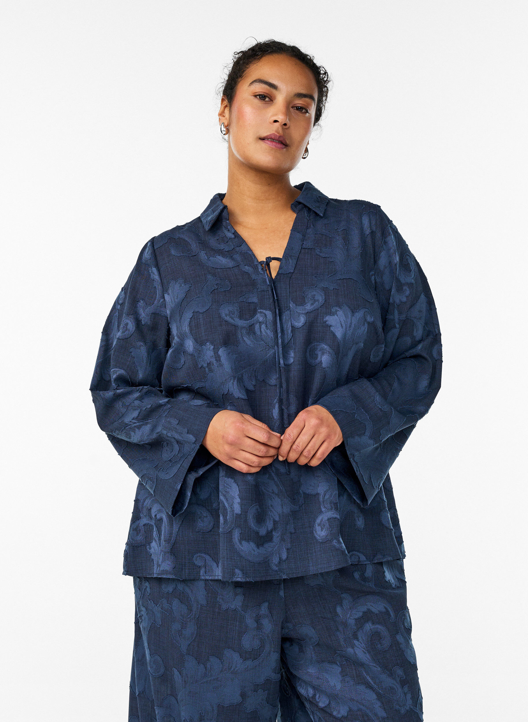 Zizzi Blouse met V-hals en geweven textuurpatroon, Blauw, Model image number 0