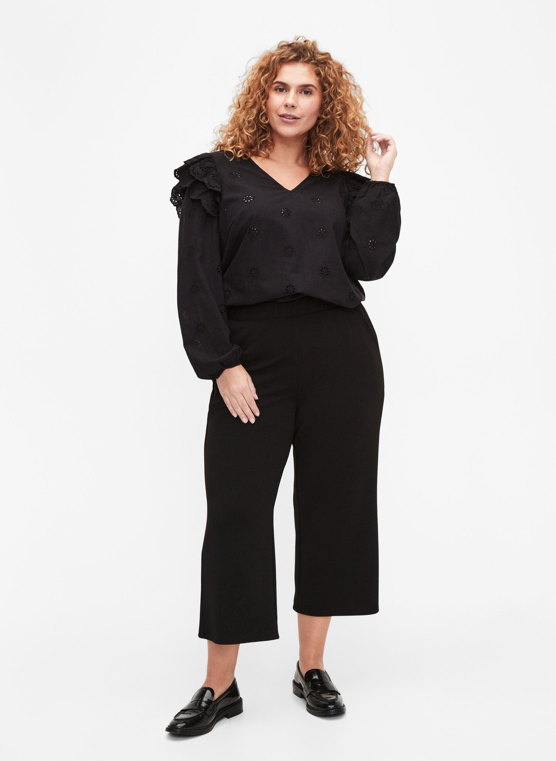 Zizzi Losse broek met 7/8 lengte, Zwart, Model image number 0