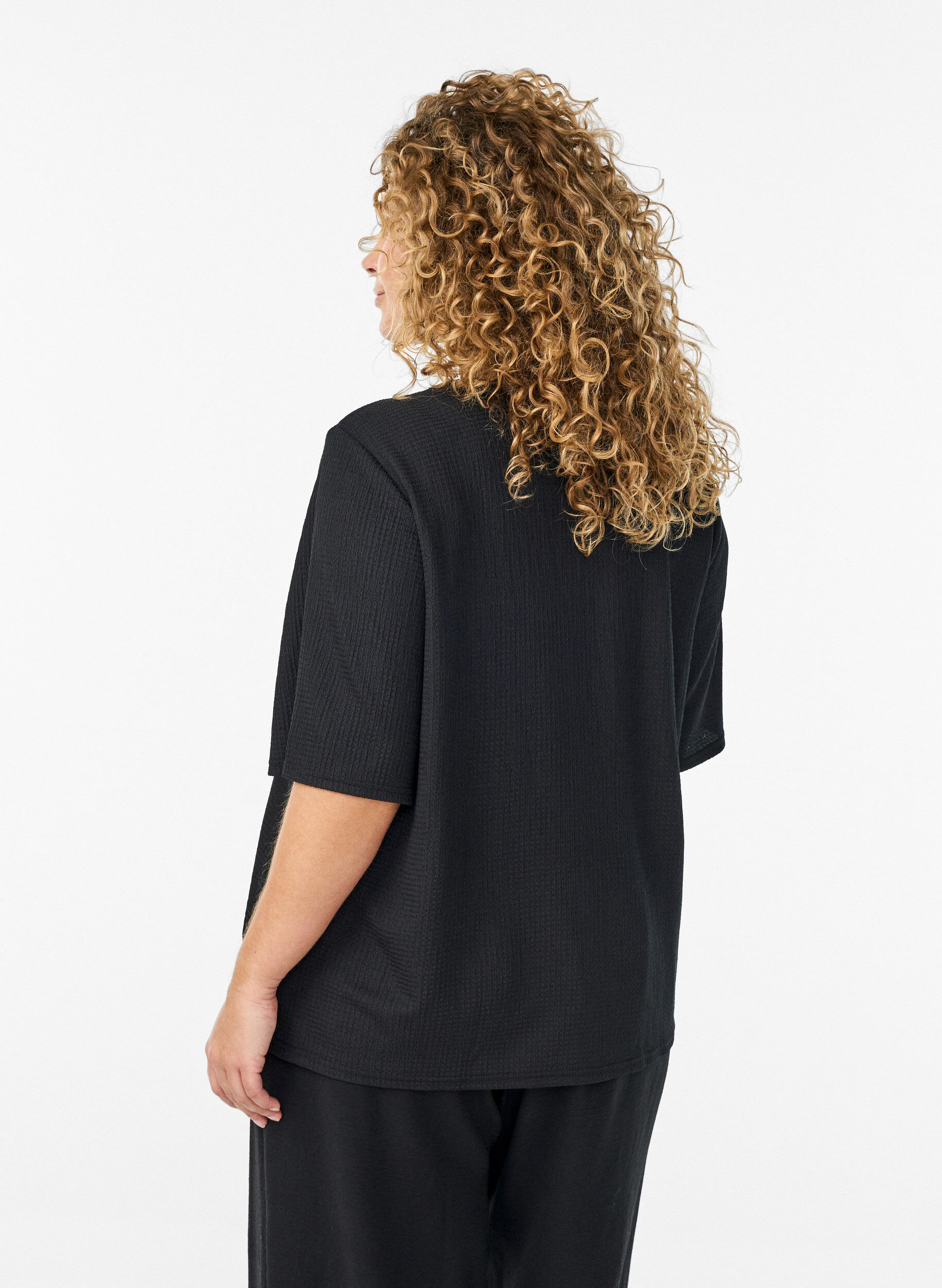Zizzi Blouse met korte mouwen, structuur en knoopsluiting, Zwart, Model image number 2