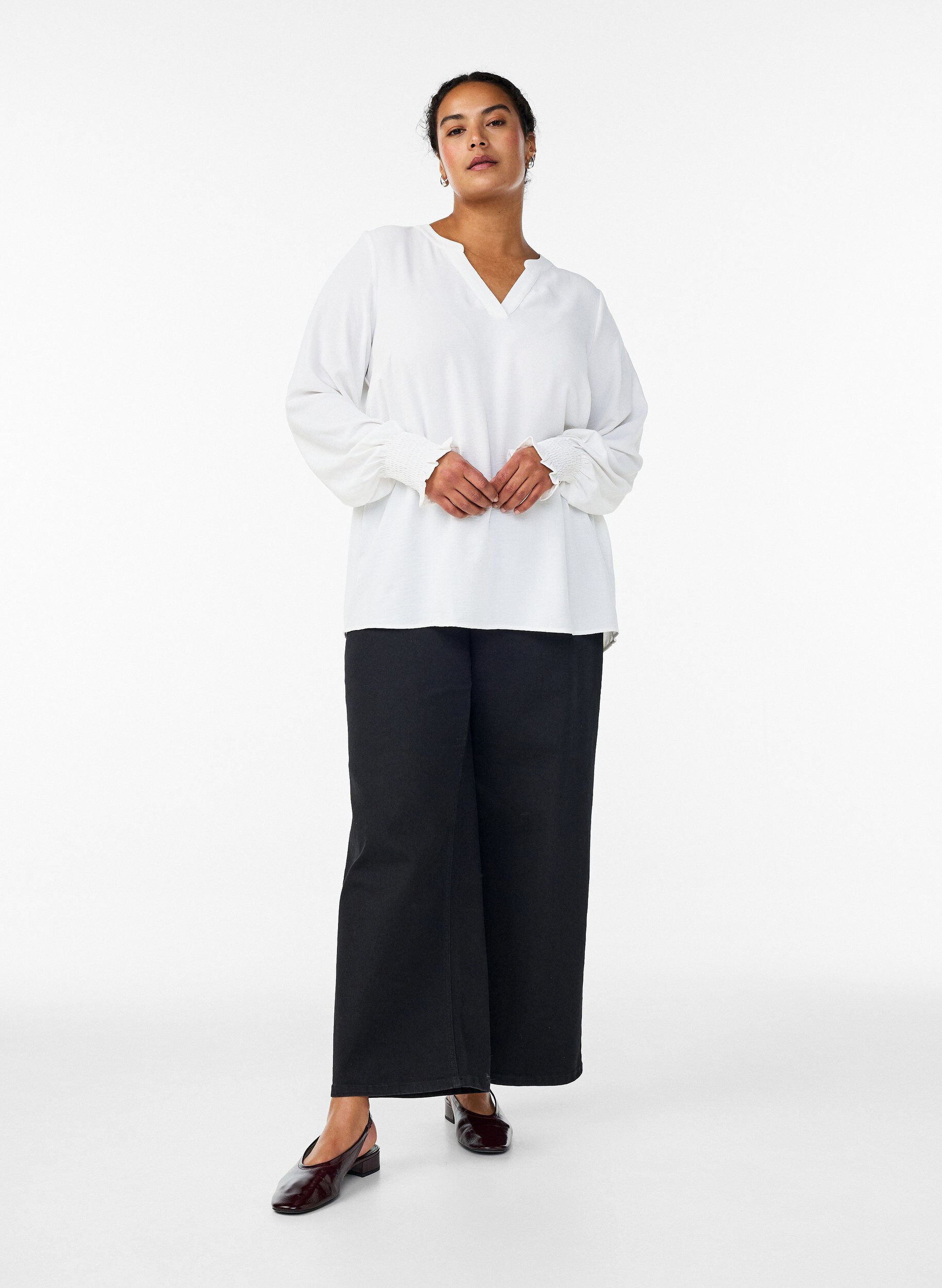 Zizzi Blouse met smockmanchetten en V-hals, Vanille, Model image number 1