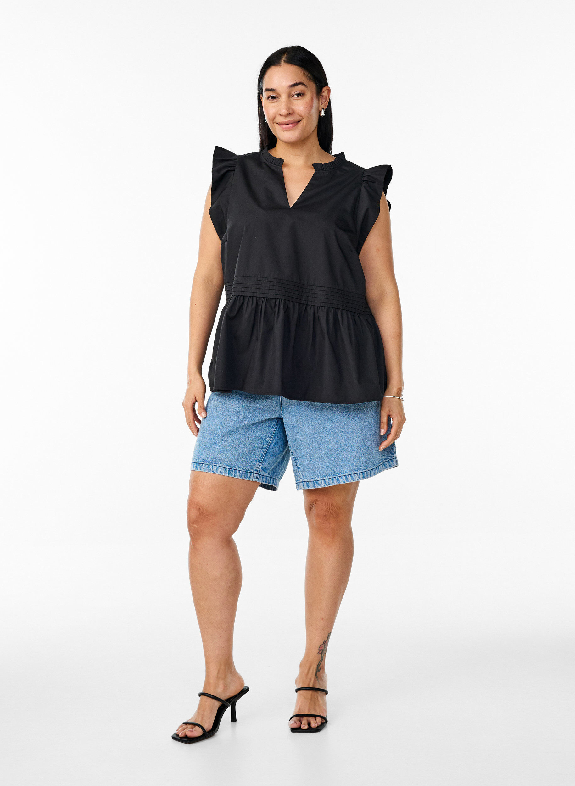 Zizzi Mouwloze top met pin-tuck en ruches, Zwart, Model image number 1