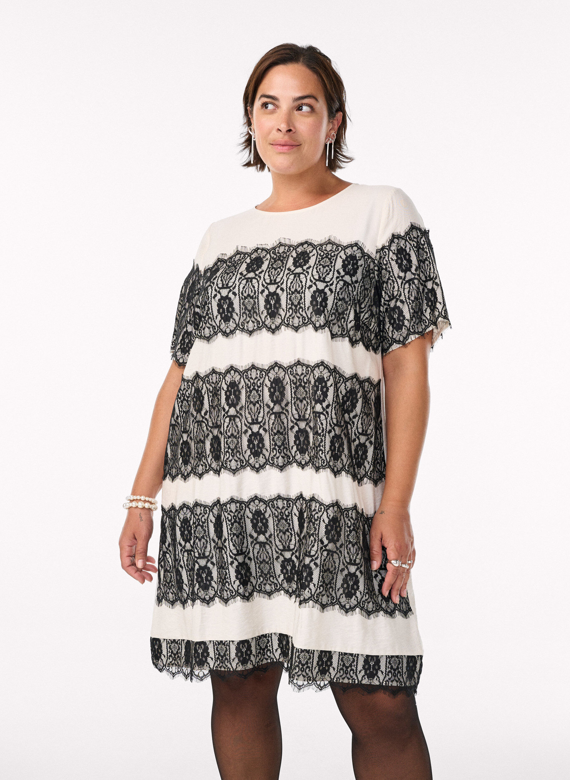 Korte jurk met contrasterende kanten panelen, Beige, Model