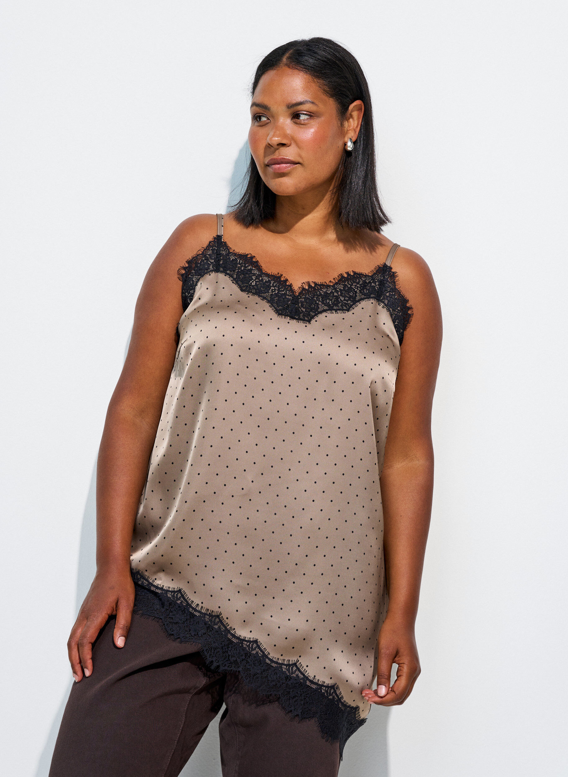 Top met bandjes en een kanten asymmetrische zoom, Beige, Model