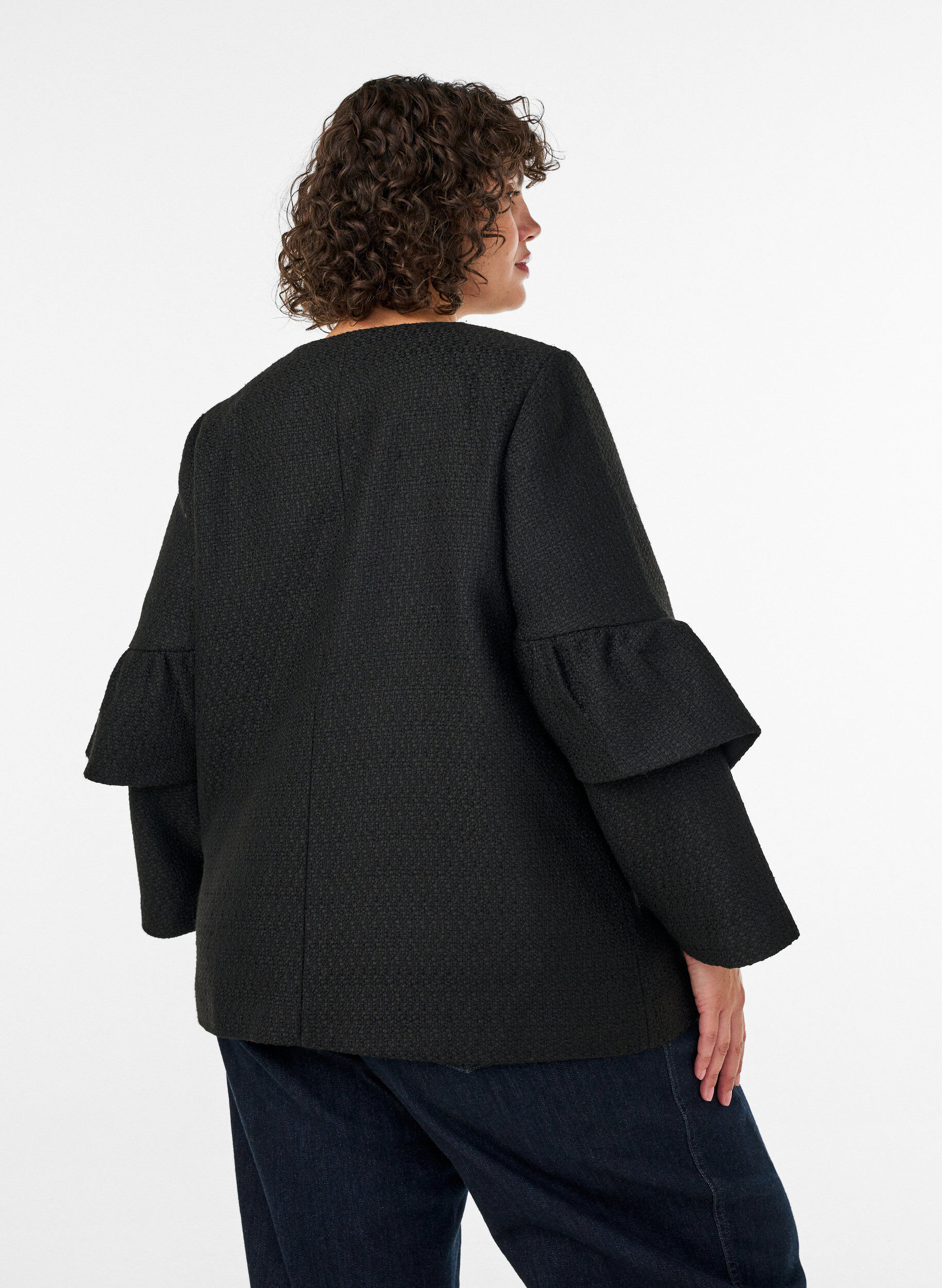 ZizziBoucl&eacute; jasje met ruchesdetails, Zwart, Model image number 2
